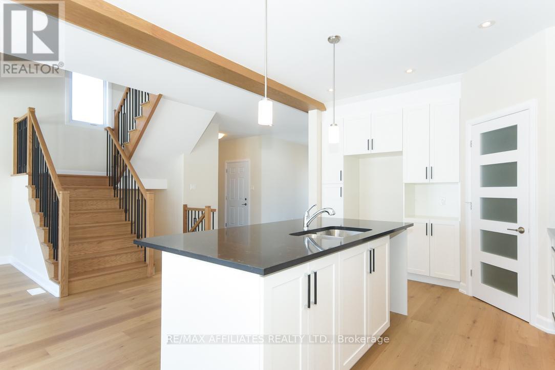 1060 Chablis Crescent, Russell, ON - Indoor Photo Showing Kitchen With Upgraded Kitchen