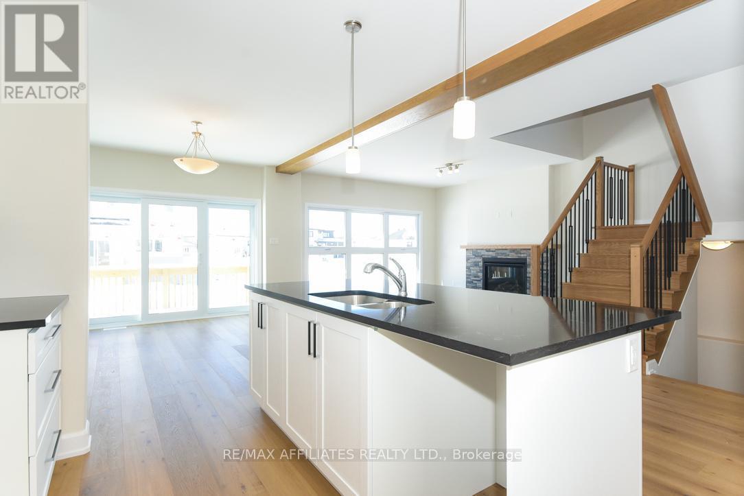1060 Chablis Crescent, Russell, ON - Indoor Photo Showing Kitchen With Double Sink