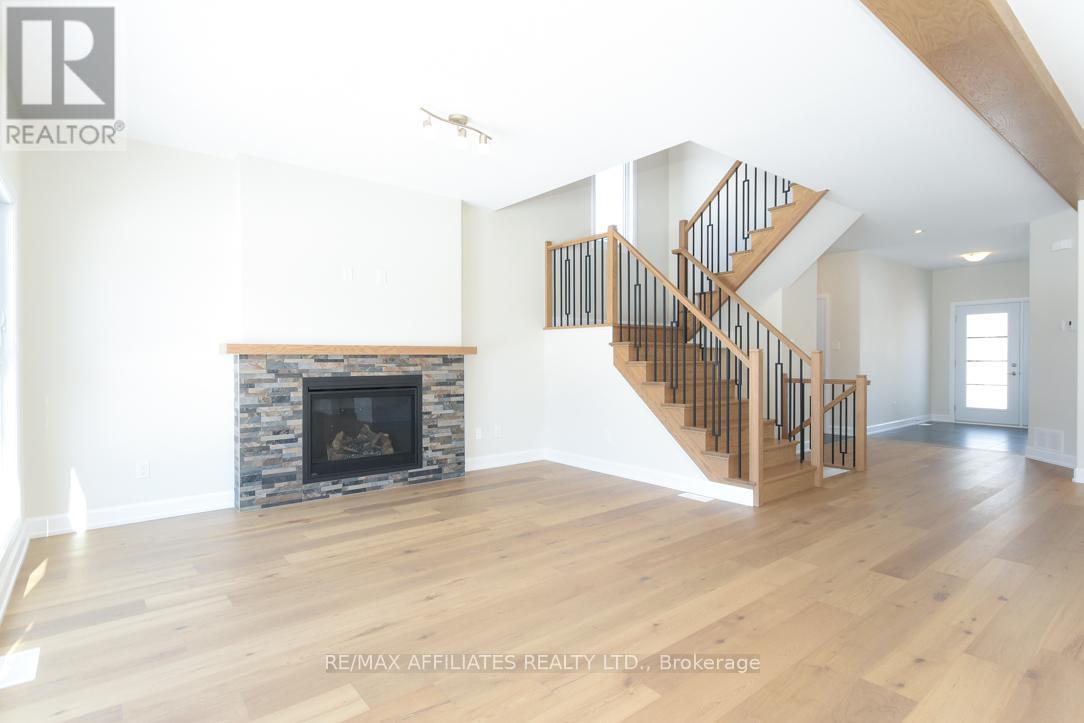 1060 Chablis Crescent, Russell, ON - Indoor Photo Showing Living Room With Fireplace