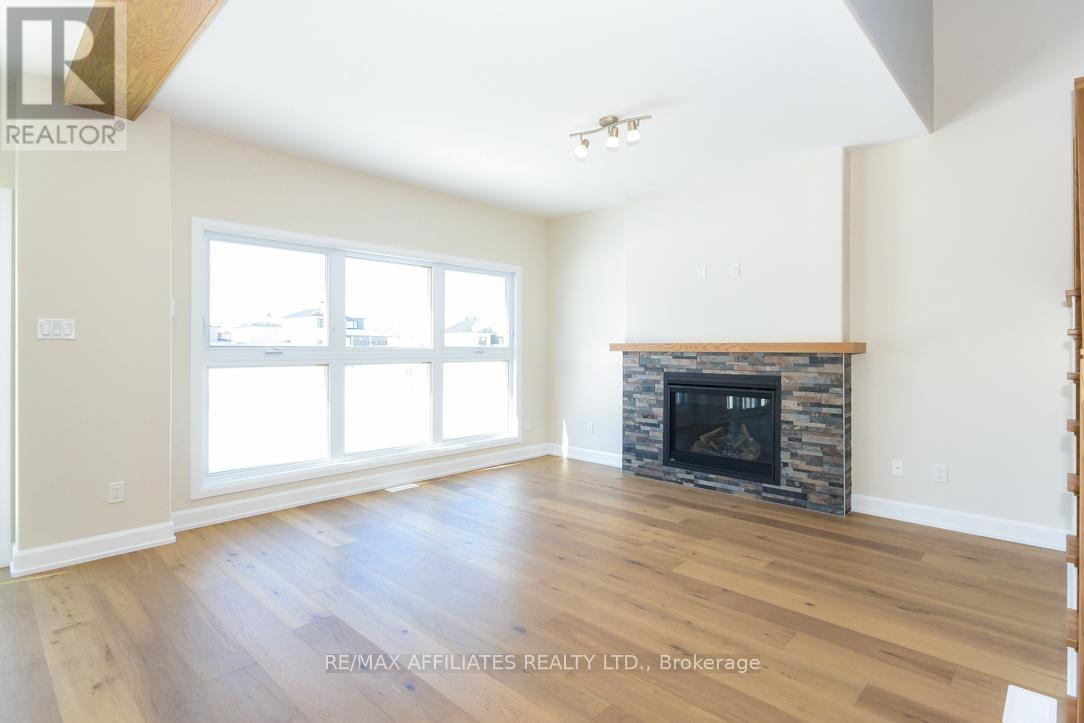 1060 Chablis Crescent, Russell, ON - Indoor Photo Showing Living Room With Fireplace
