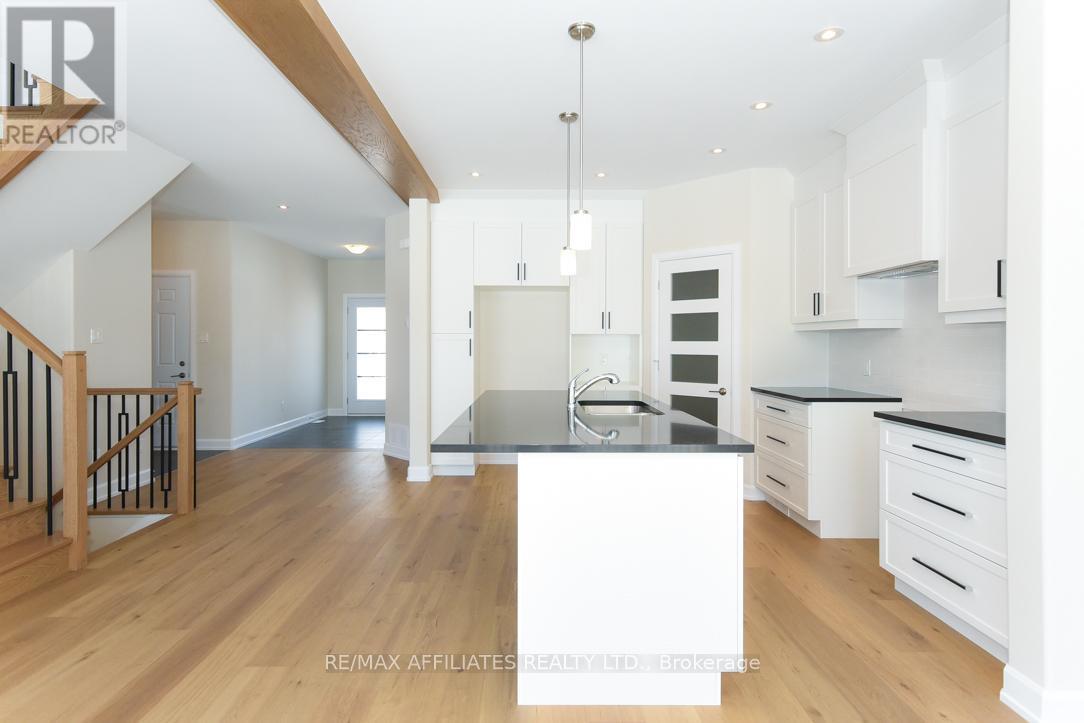 1060 Chablis Crescent, Russell, ON - Indoor Photo Showing Kitchen With Upgraded Kitchen