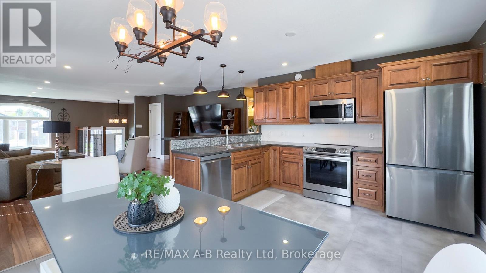 83 Sylvia Street, West Perth (Mitchell), ON - Indoor Photo Showing Kitchen With Stainless Steel Kitchen