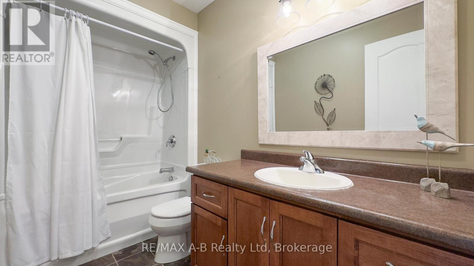 83 Sylvia Street, West Perth (Mitchell), ON - Indoor Photo Showing Bathroom