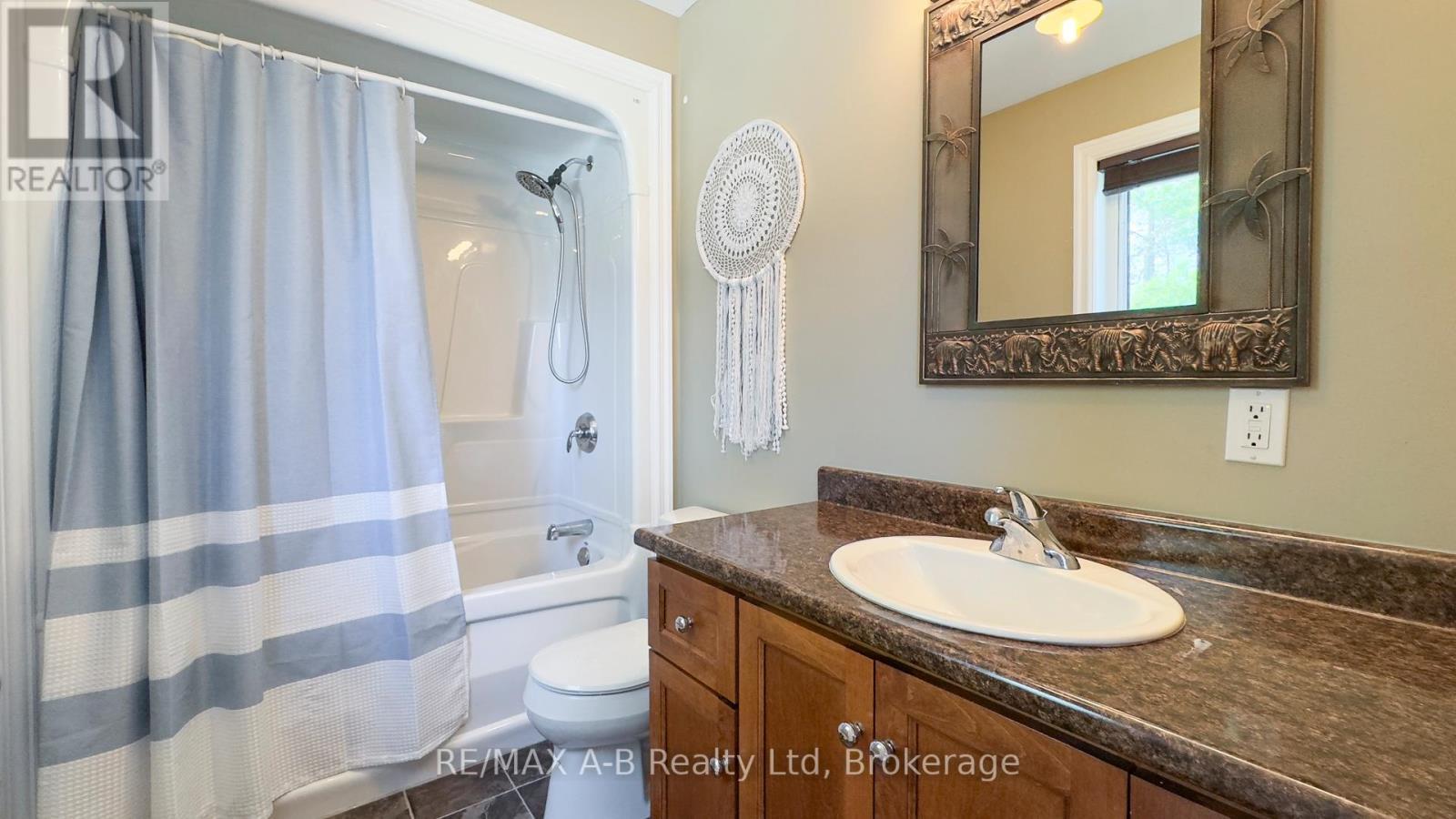 83 Sylvia Street, West Perth (Mitchell), ON - Indoor Photo Showing Bathroom