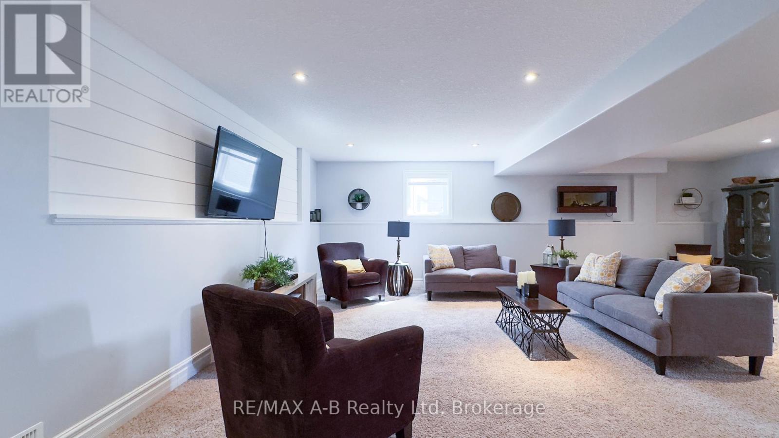 83 Sylvia Street, West Perth (Mitchell), ON - Indoor Photo Showing Living Room