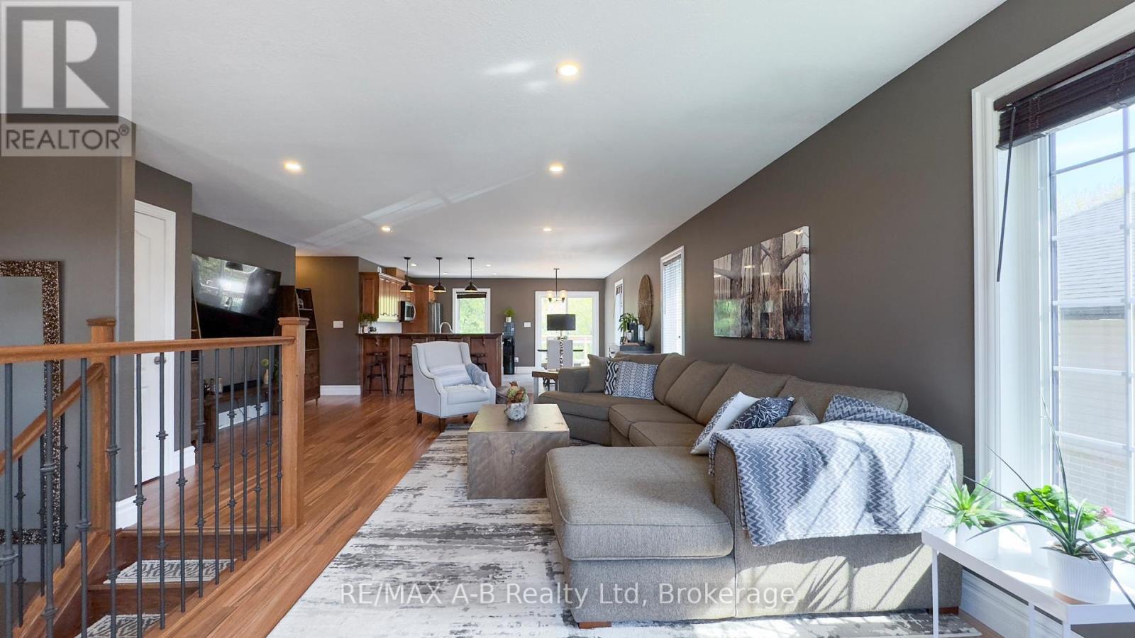 83 Sylvia Street, West Perth (Mitchell), ON - Indoor Photo Showing Living Room