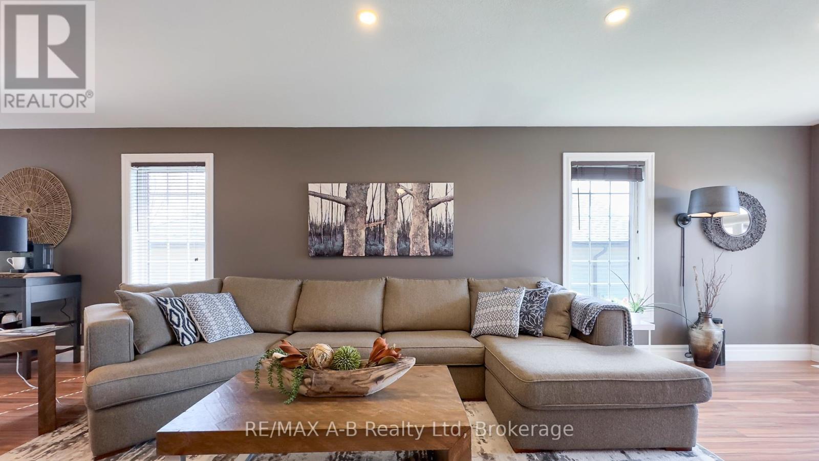 83 Sylvia Street, West Perth (Mitchell), ON - Indoor Photo Showing Living Room