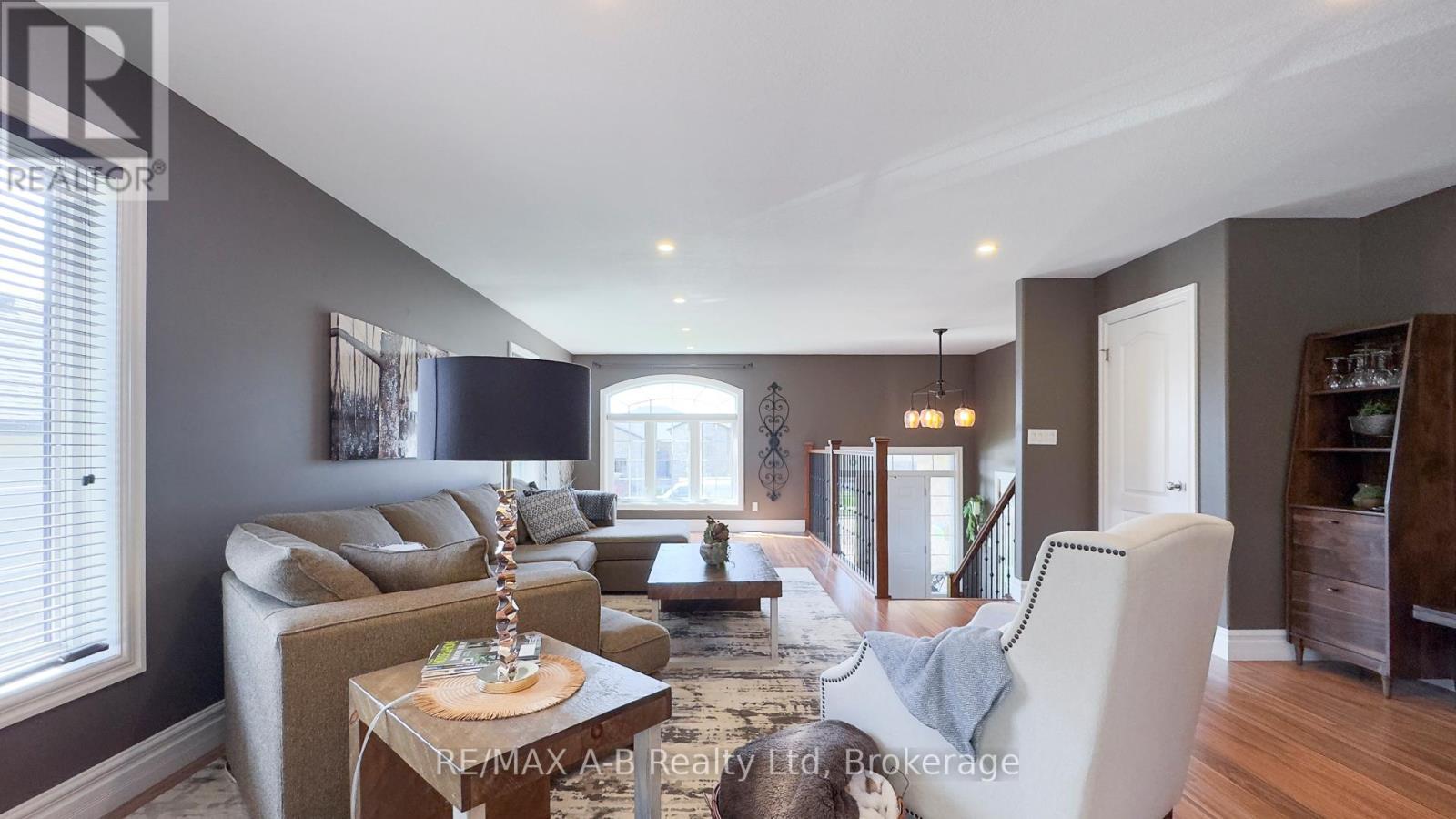 83 Sylvia Street, West Perth (Mitchell), ON - Indoor Photo Showing Living Room