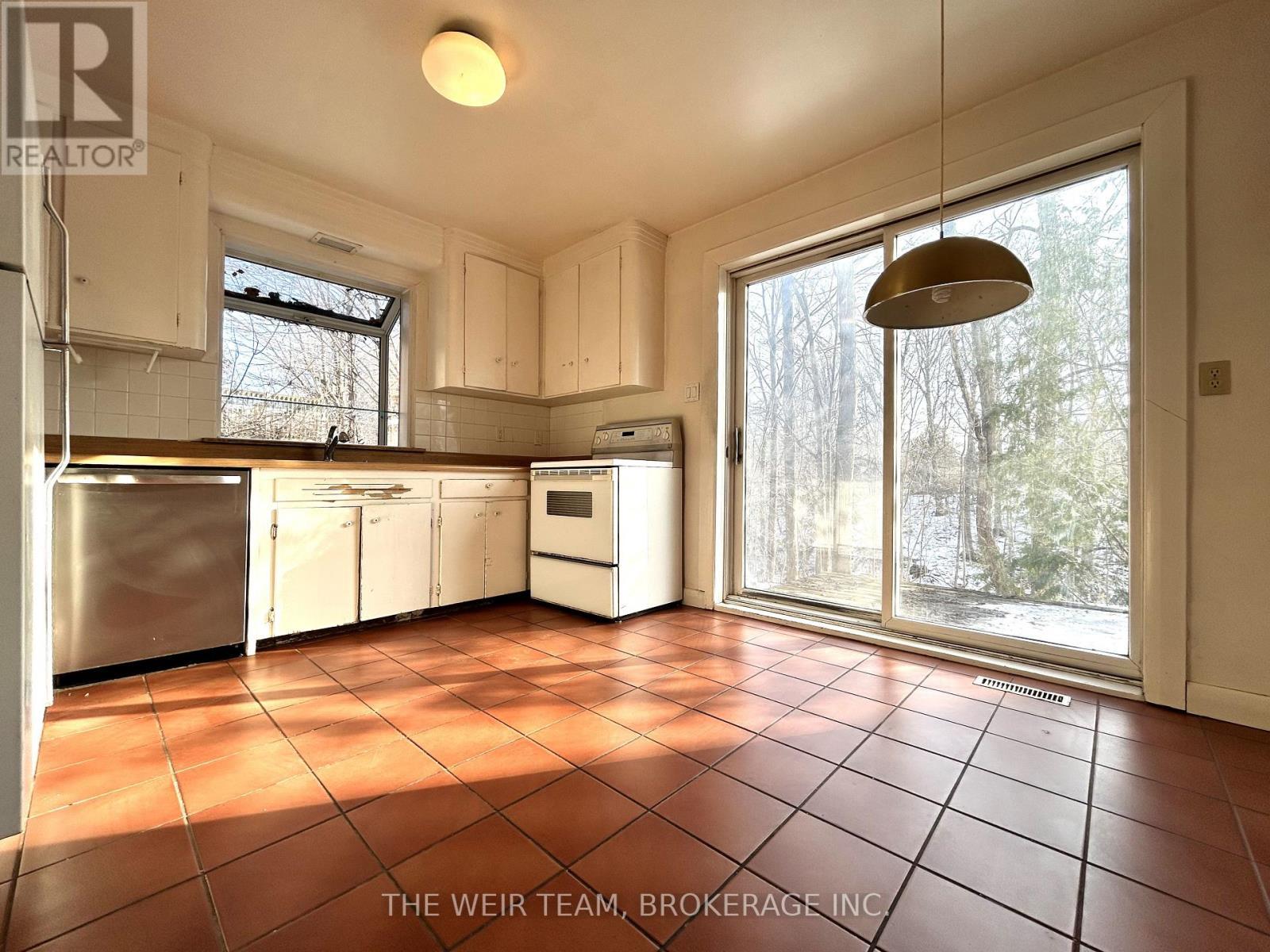 17 Glen Robert Drive, Toronto, ON - Indoor Photo Showing Kitchen
