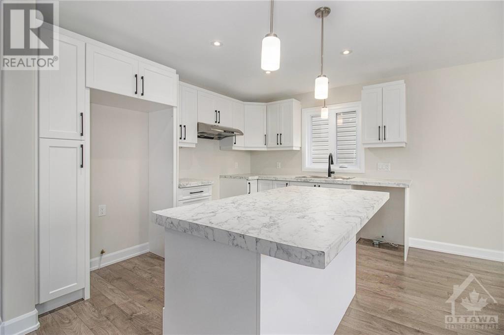 1207 Montblanc Crescent, Russell, ON - Indoor Photo Showing Kitchen With Upgraded Kitchen
