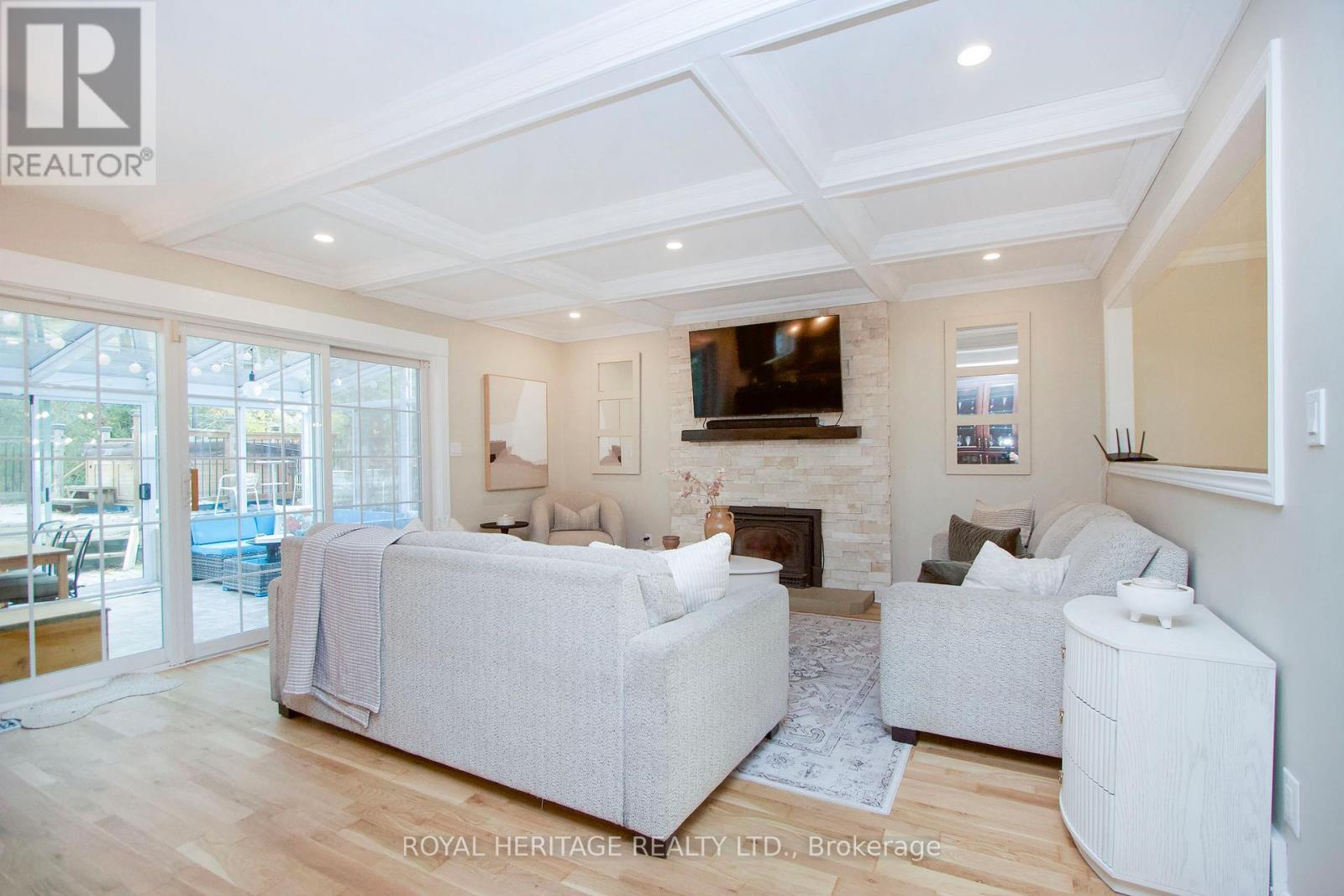 31 Ambleside Drive, Scugog, ON - Indoor Photo Showing Living Room With Fireplace