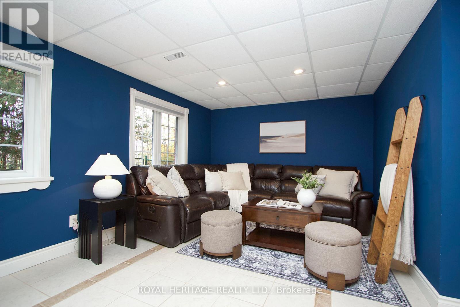 31 Ambleside Drive, Scugog, ON - Indoor Photo Showing Living Room