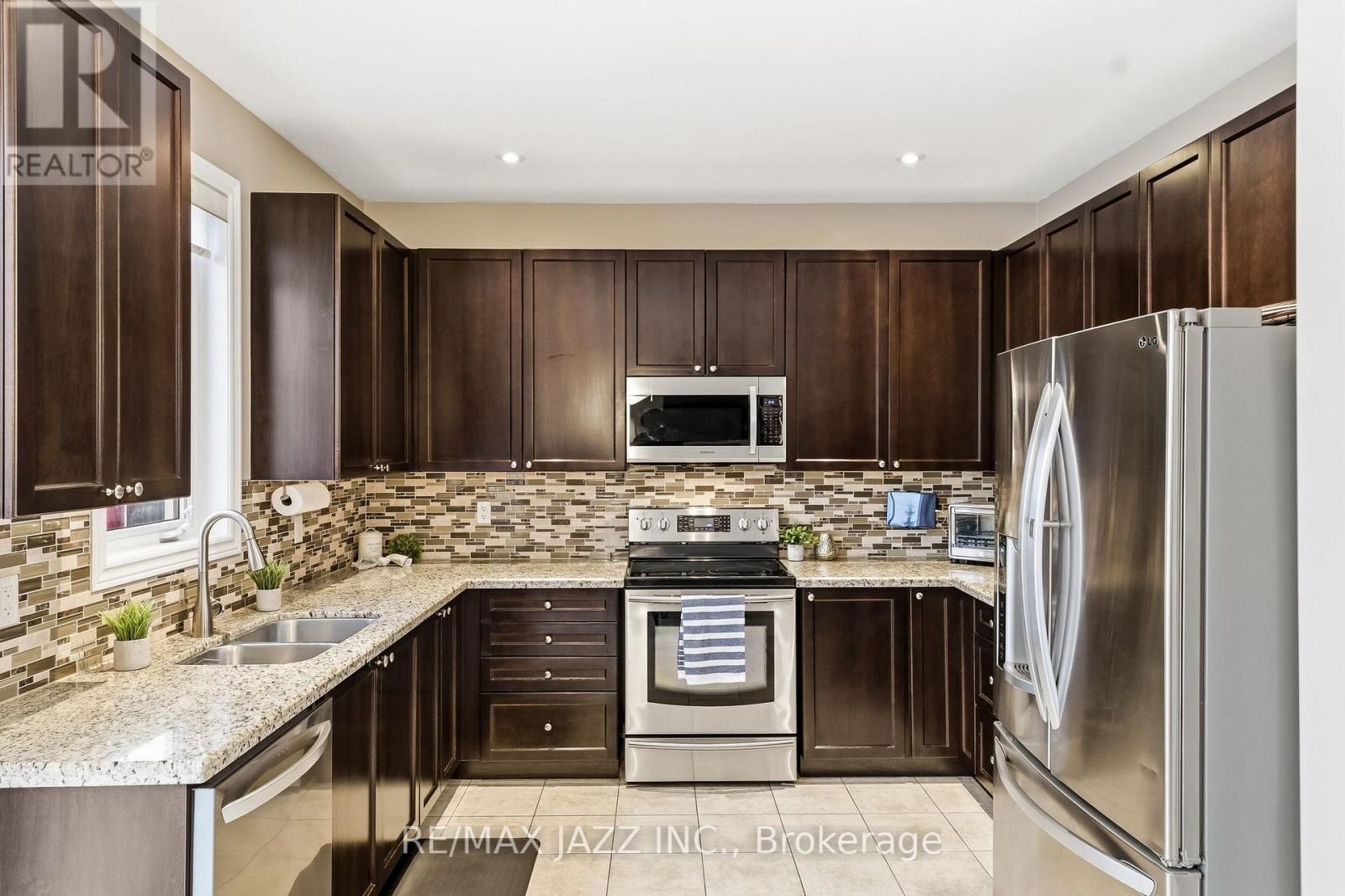 2415 Winlord Place, Oshawa (Windfields), ON - Indoor Photo Showing Kitchen With Double Sink With Upgraded Kitchen