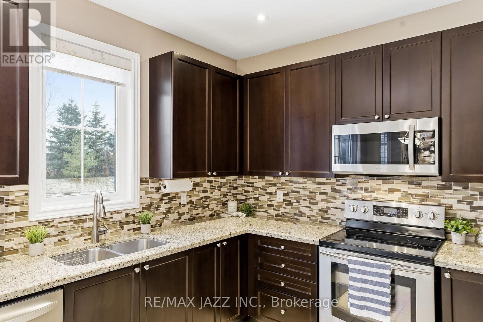 2415 Winlord Place, Oshawa (Windfields), ON - Indoor Photo Showing Kitchen With Double Sink