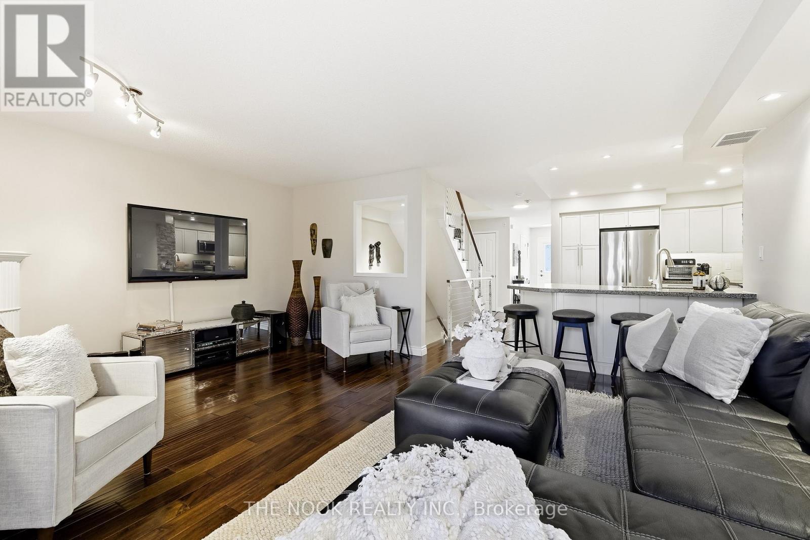 102 - 1995 Royal Road, Pickering (Village East), ON - Indoor Photo Showing Living Room