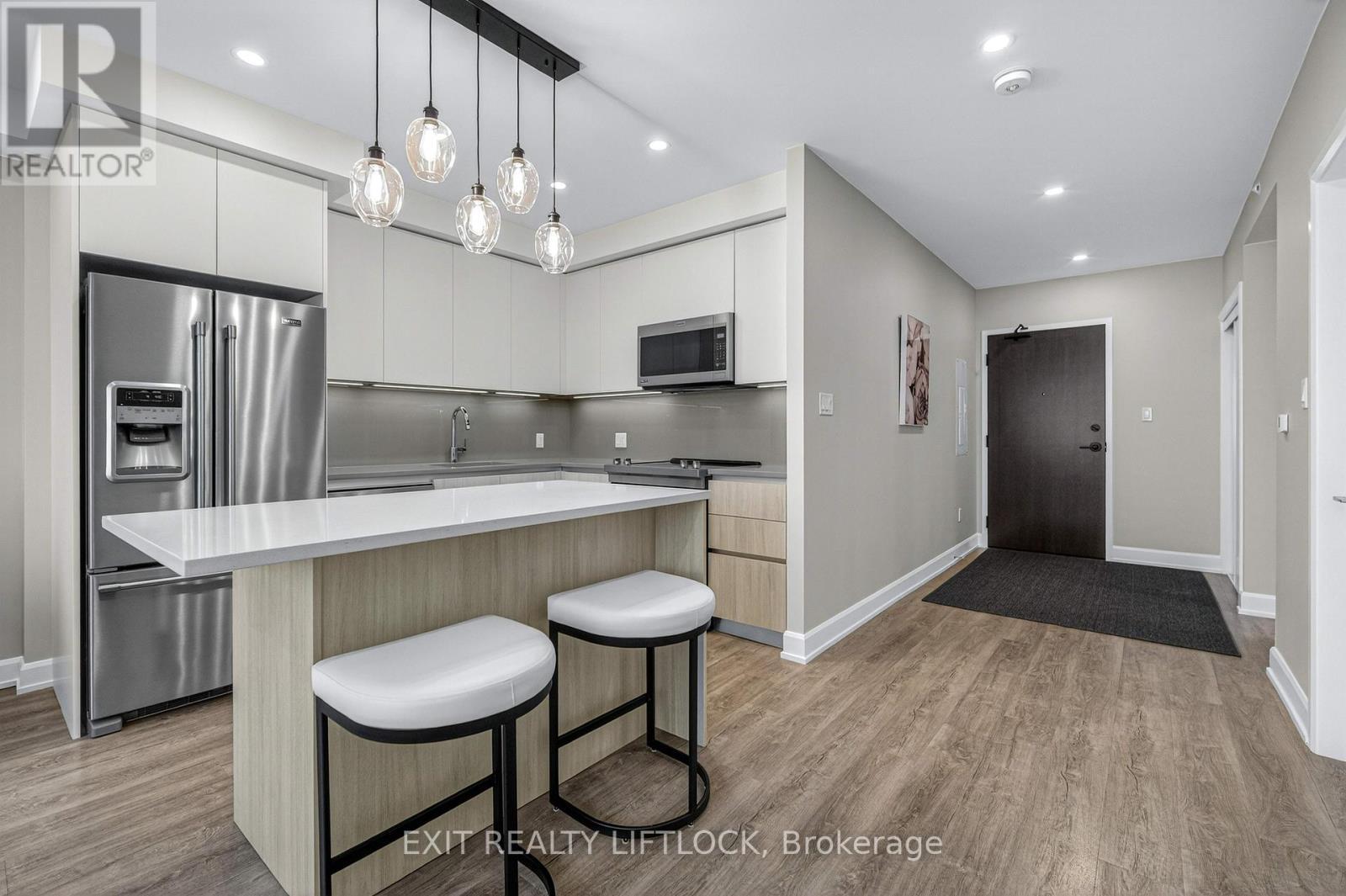 805 - 195 Hunter E, Peterborough (Ashburnham Ward 4), ON - Indoor Photo Showing Kitchen With Upgraded Kitchen