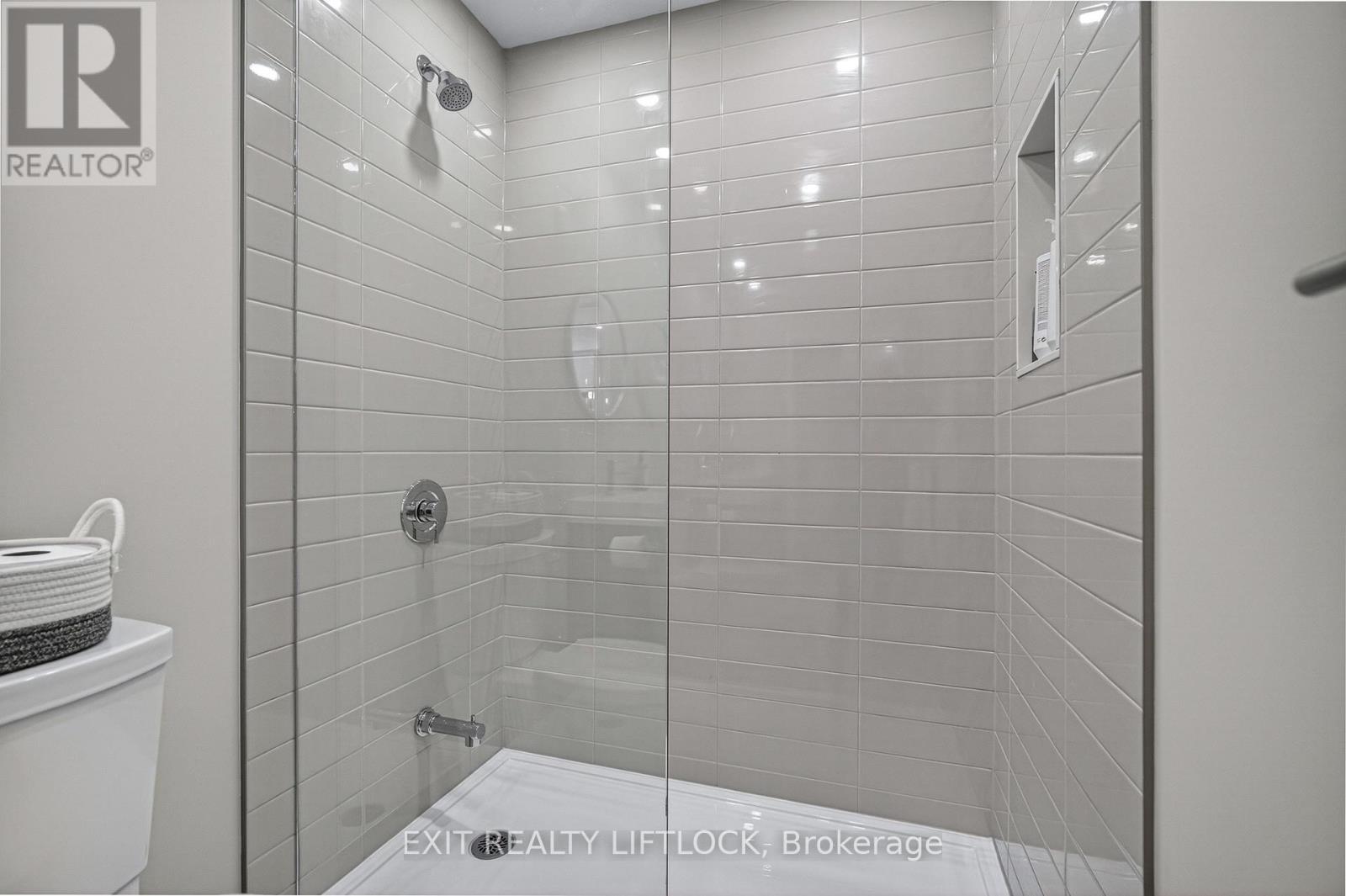 805 - 195 Hunter E, Peterborough (Ashburnham Ward 4), ON - Indoor Photo Showing Bathroom