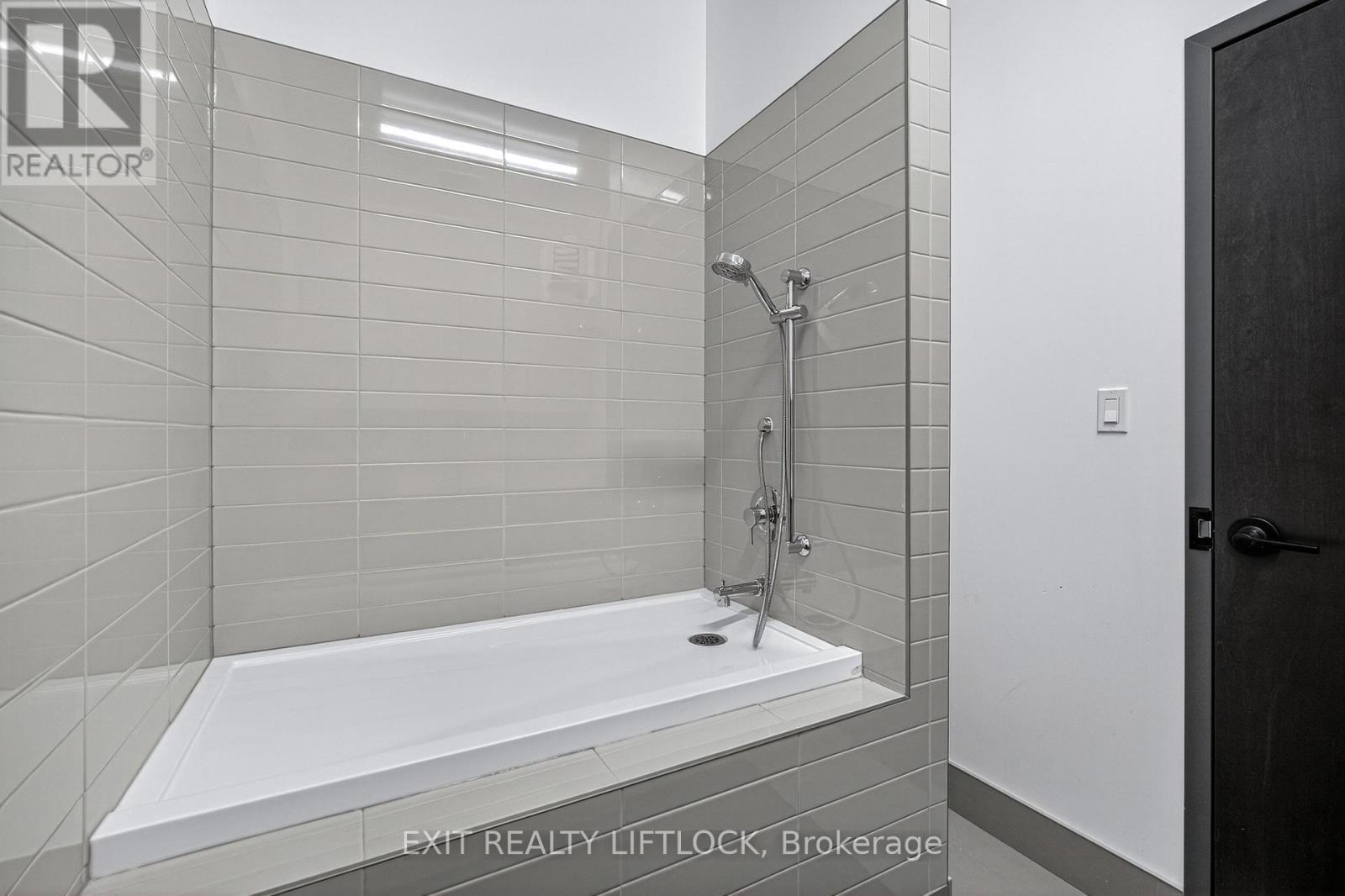 805 - 195 Hunter E, Peterborough (Ashburnham Ward 4), ON - Indoor Photo Showing Bathroom