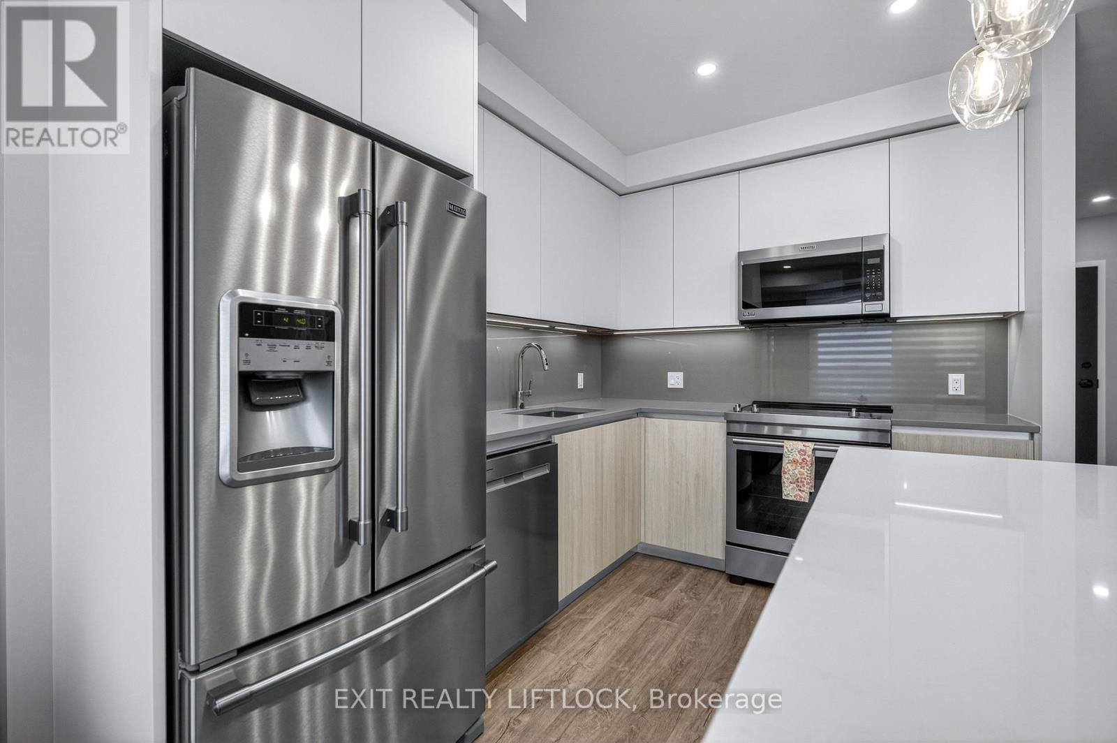 805 - 195 Hunter E, Peterborough (Ashburnham Ward 4), ON - Indoor Photo Showing Kitchen With Stainless Steel Kitchen With Upgraded Kitchen
