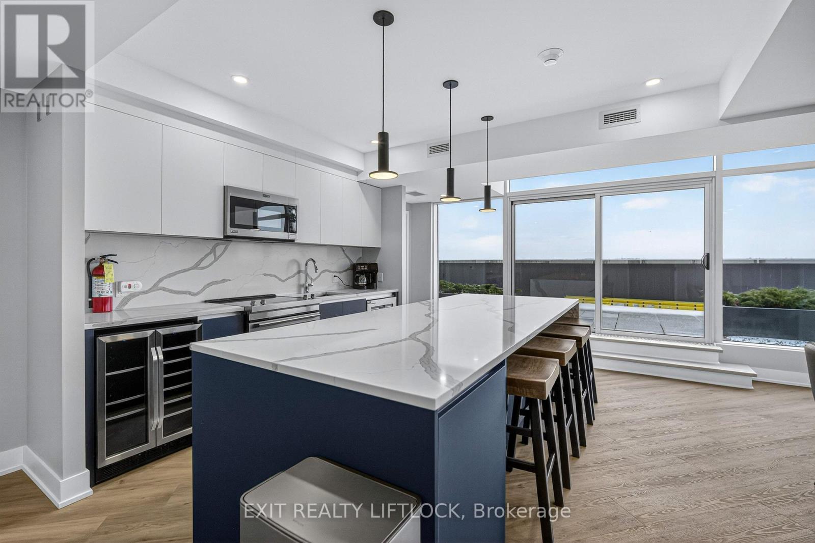 805 - 195 Hunter E, Peterborough (Ashburnham Ward 4), ON - Indoor Photo Showing Kitchen With Upgraded Kitchen