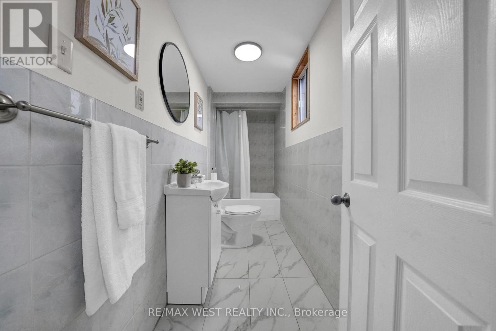 164 Albert Street, Oshawa, ON - Indoor Photo Showing Bathroom