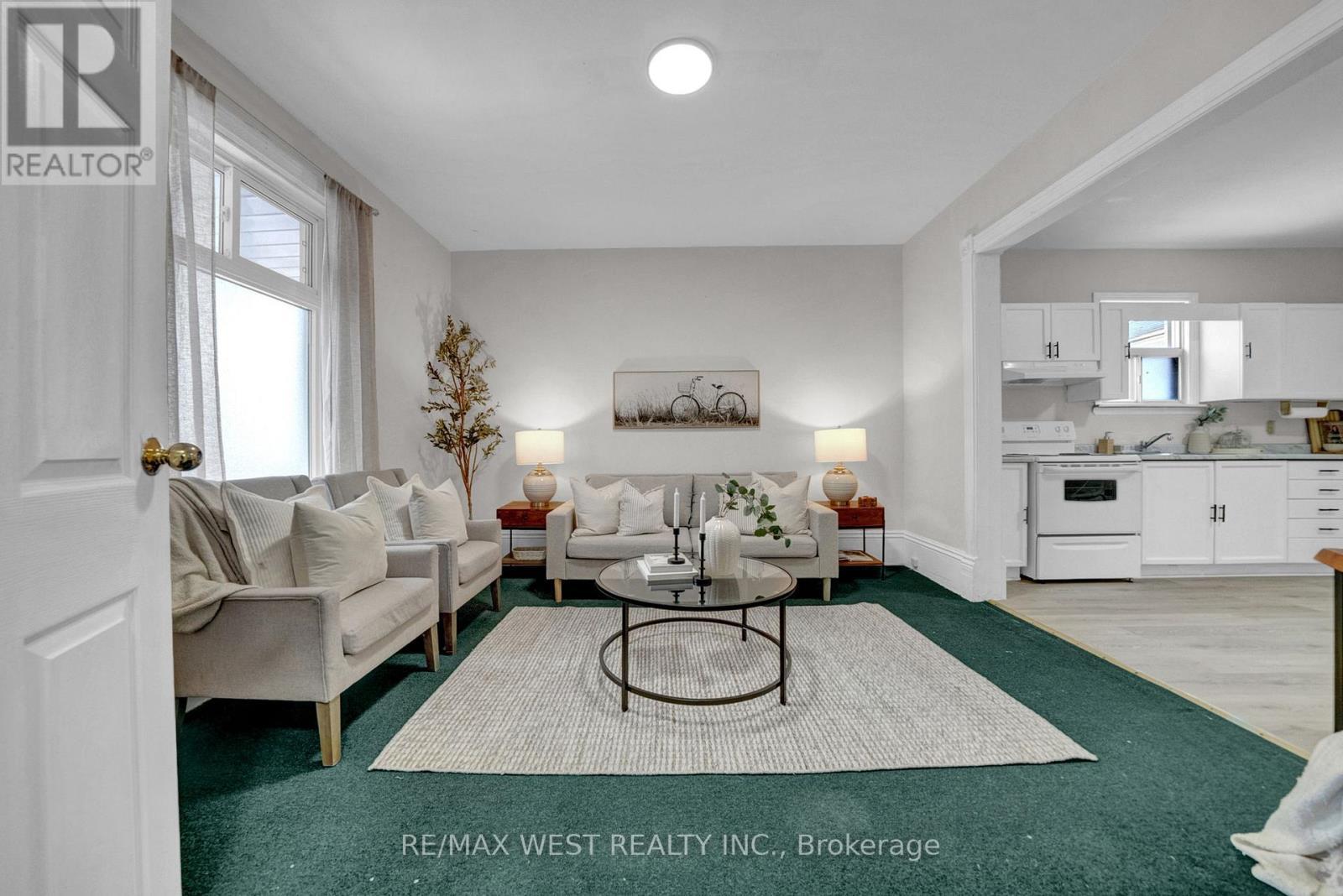164 Albert Street, Oshawa, ON - Indoor Photo Showing Living Room