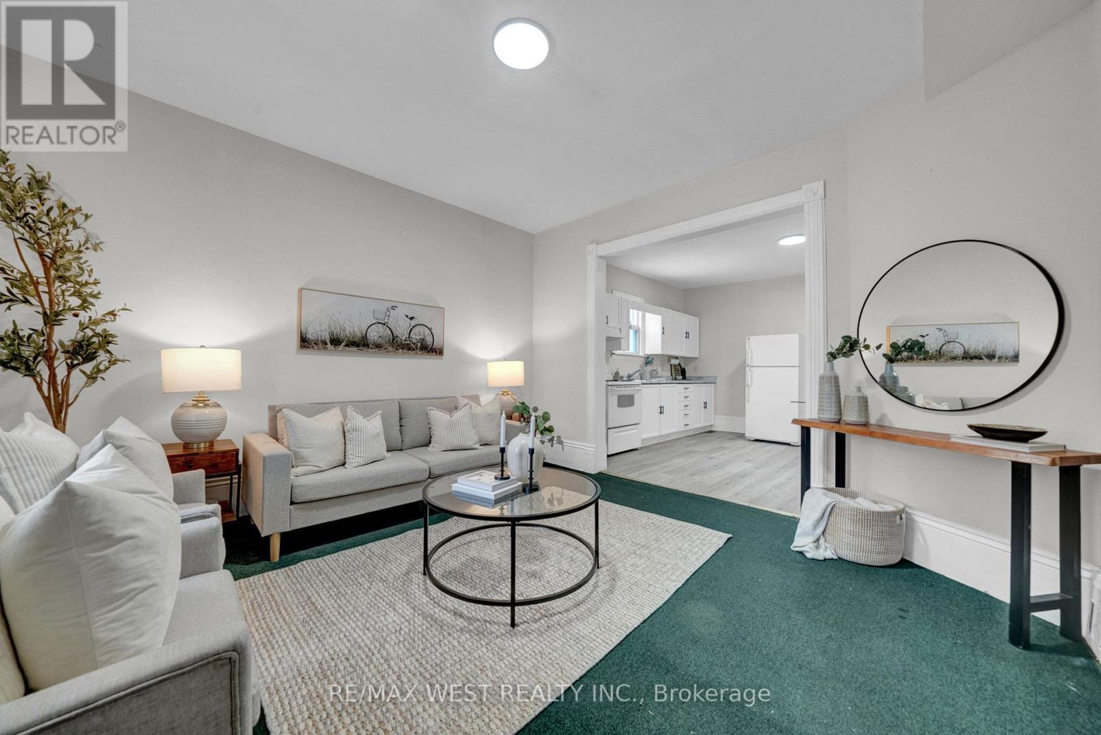 164 Albert Street, Oshawa, ON - Indoor Photo Showing Living Room