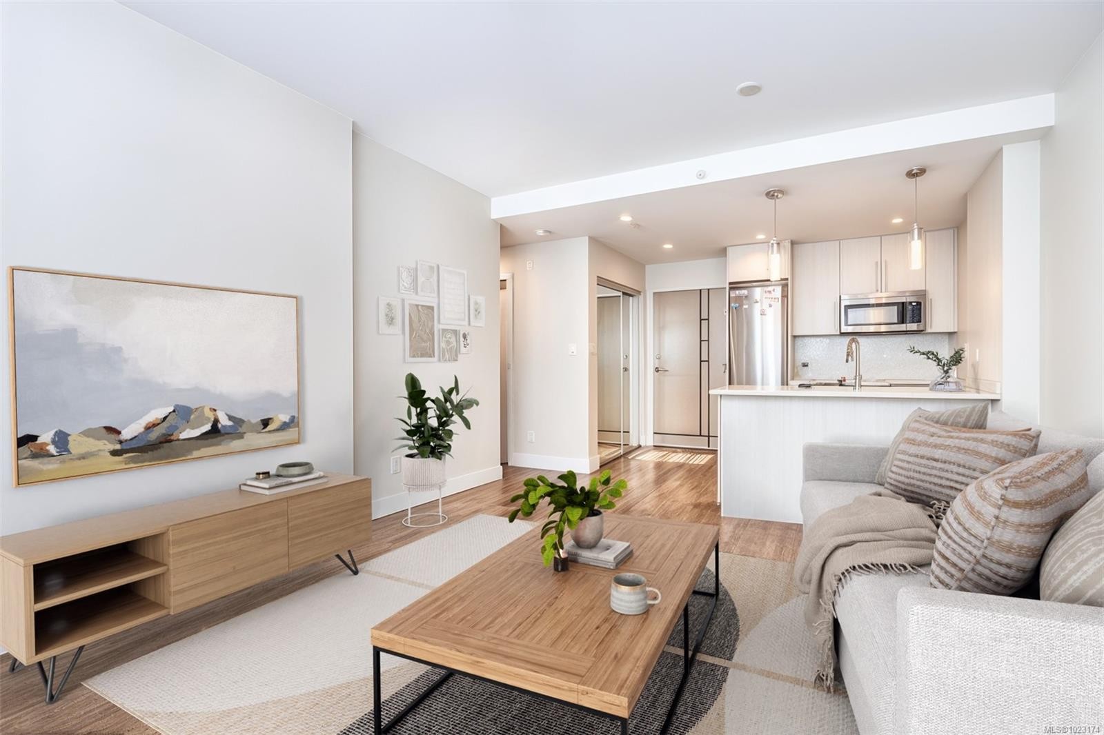 408-1090 Johnson St, Victoria, BC - Indoor Photo Showing Living Room