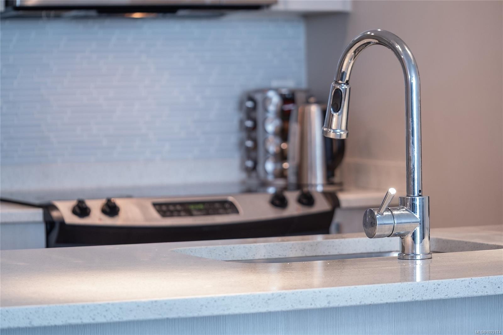 408-1090 Johnson St, Victoria, BC - Indoor Photo Showing Kitchen