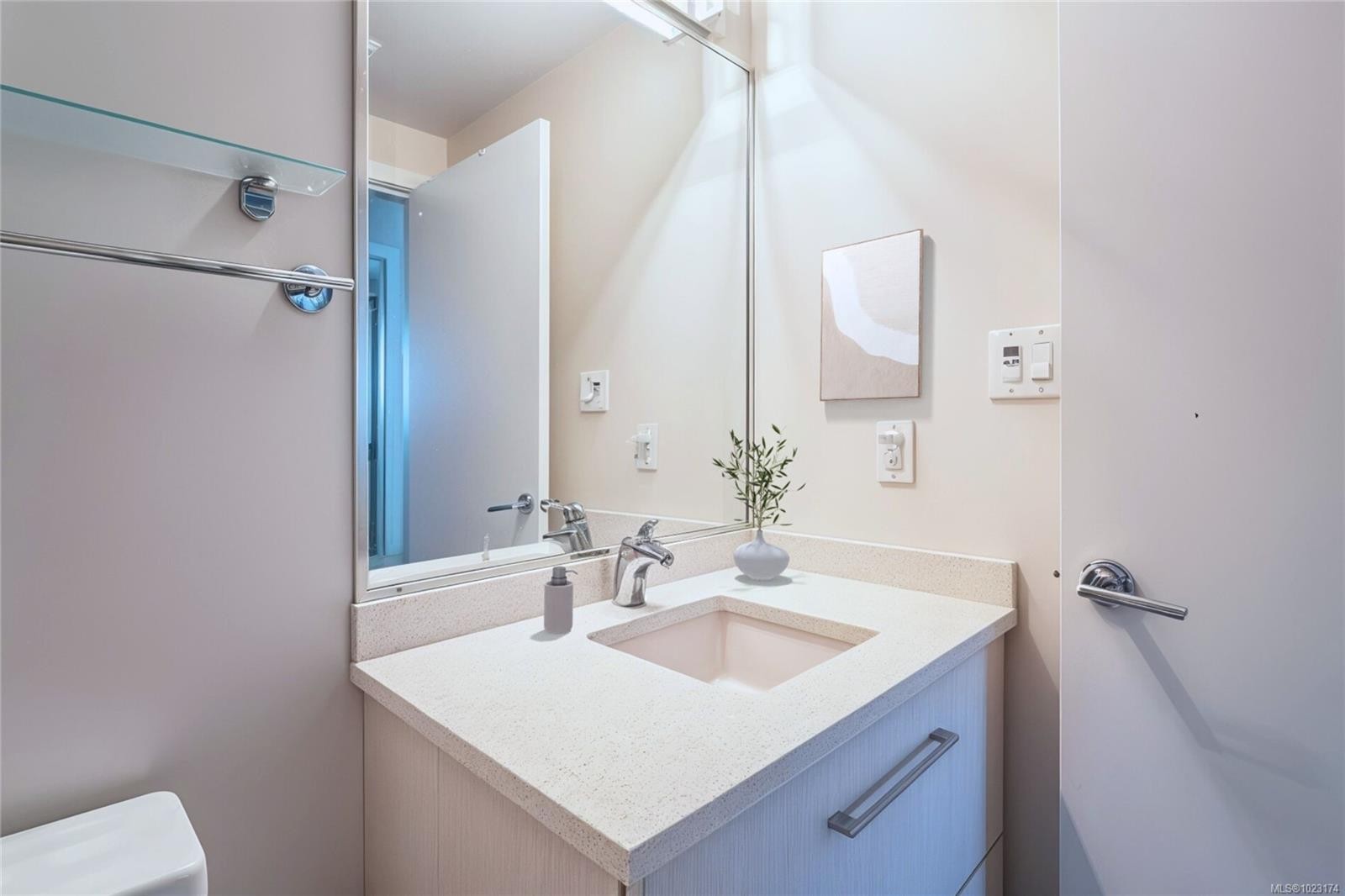 408-1090 Johnson St, Victoria, BC - Indoor Photo Showing Bathroom