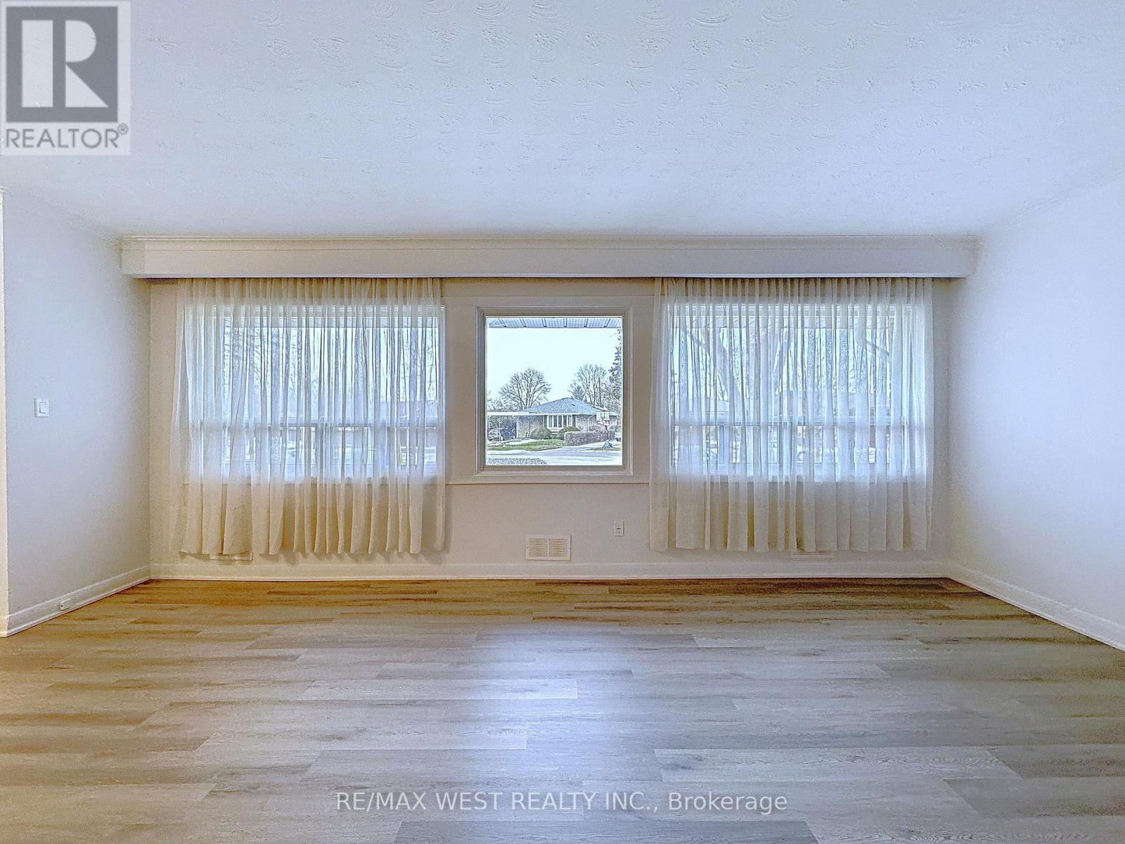 4 Kitson Drive, Toronto, ON - Indoor Photo Showing Other Room