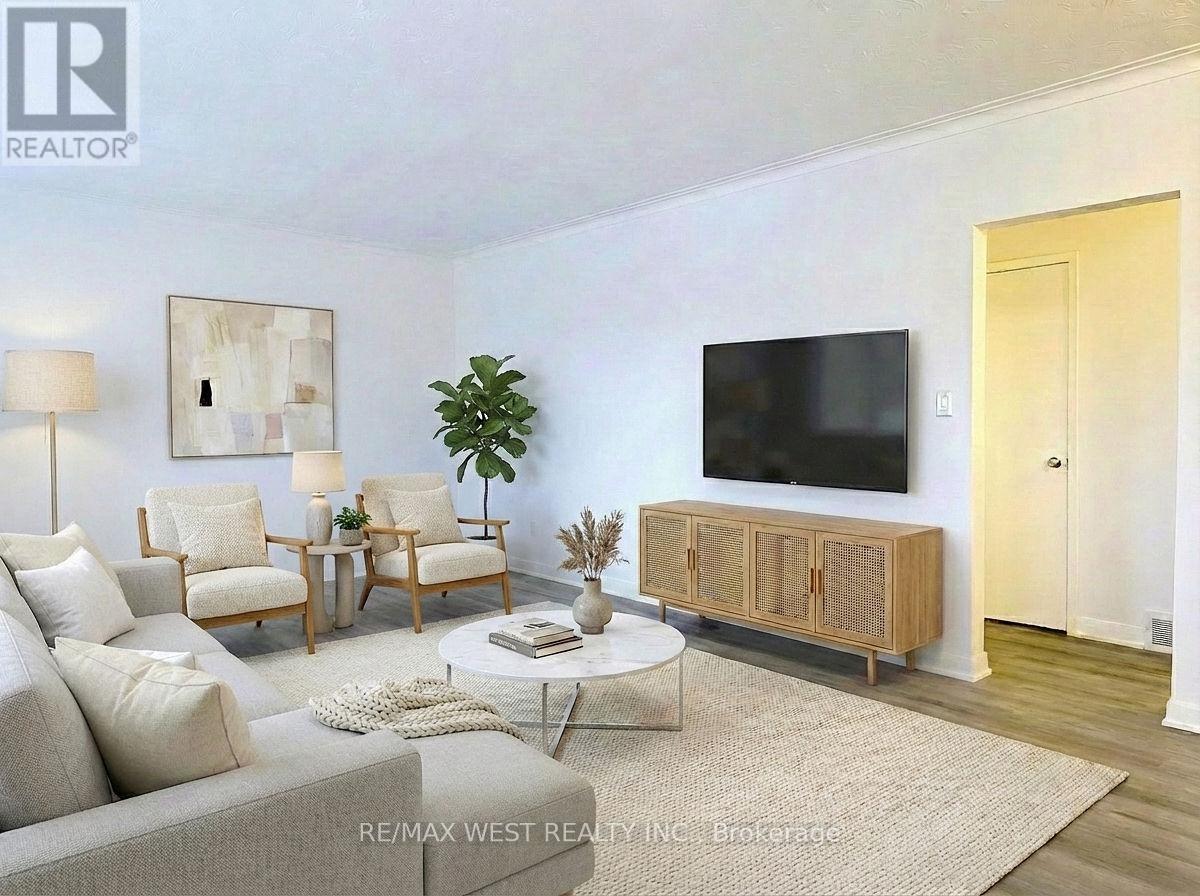 4 Kitson Drive, Toronto, ON - Indoor Photo Showing Living Room