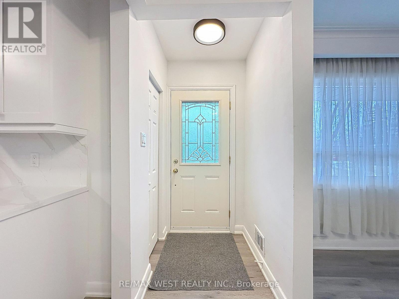 4 Kitson Drive, Toronto, ON - Indoor Photo Showing Other Room