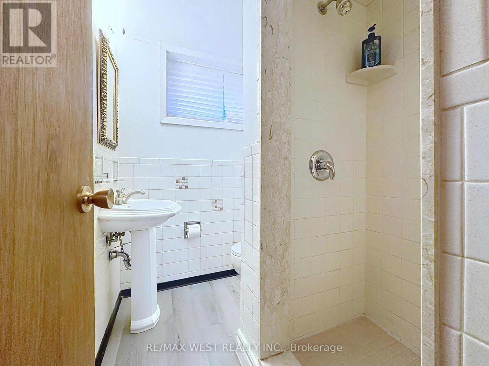 4 Kitson Drive, Toronto, ON - Indoor Photo Showing Bathroom