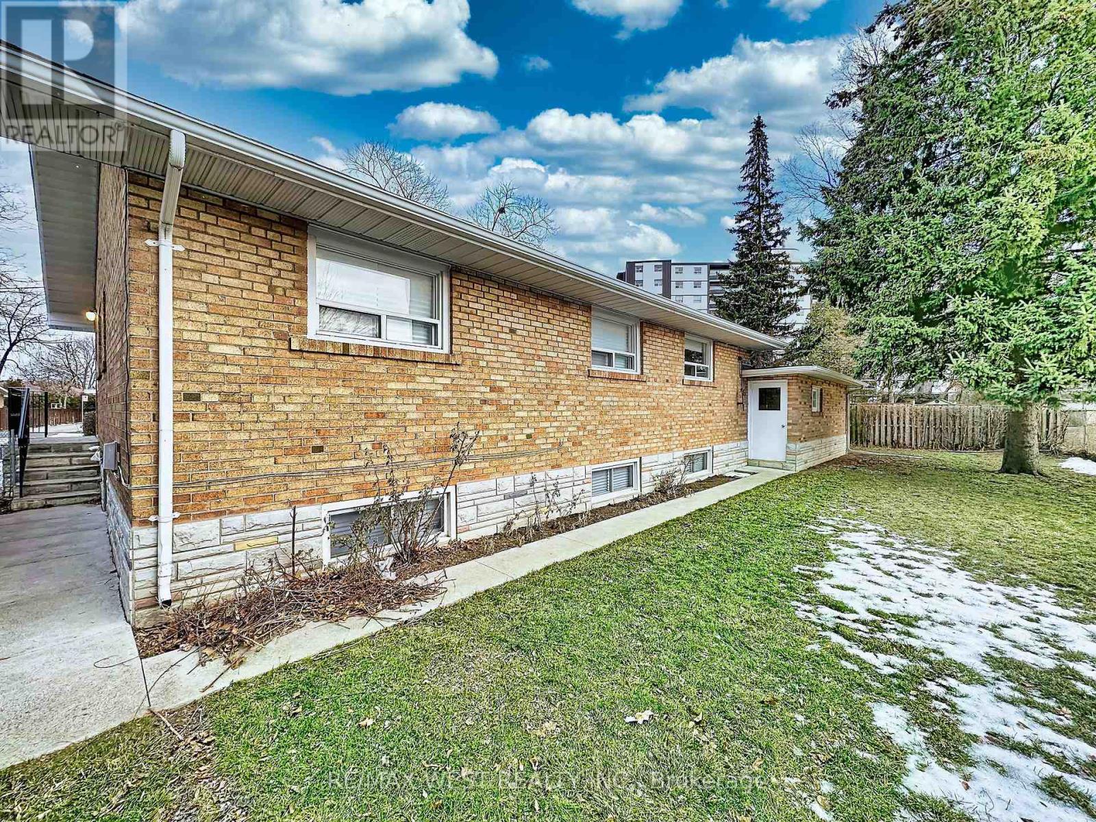 4 Kitson Drive, Toronto, ON - Outdoor