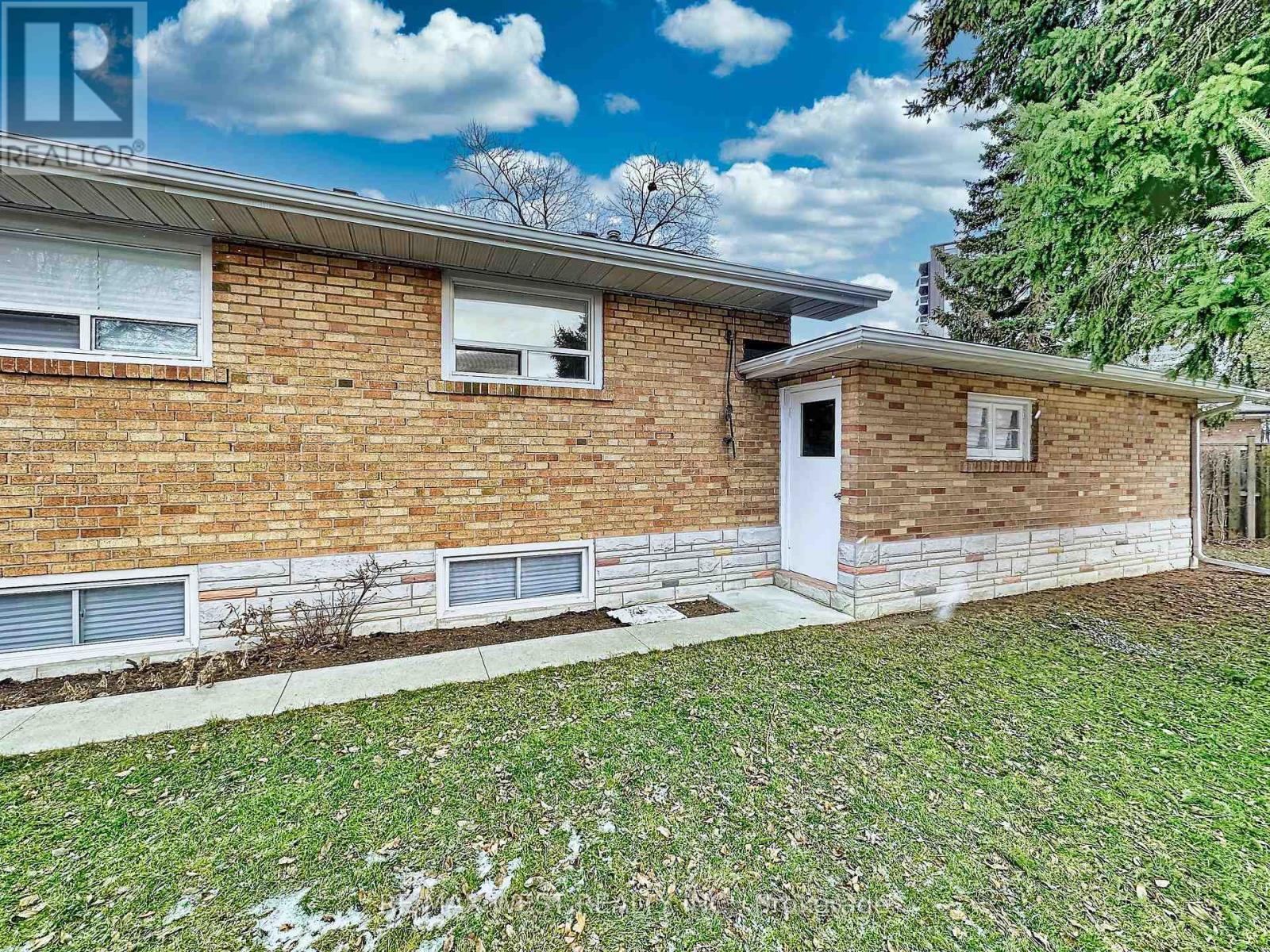 4 Kitson Drive, Toronto, ON - Outdoor