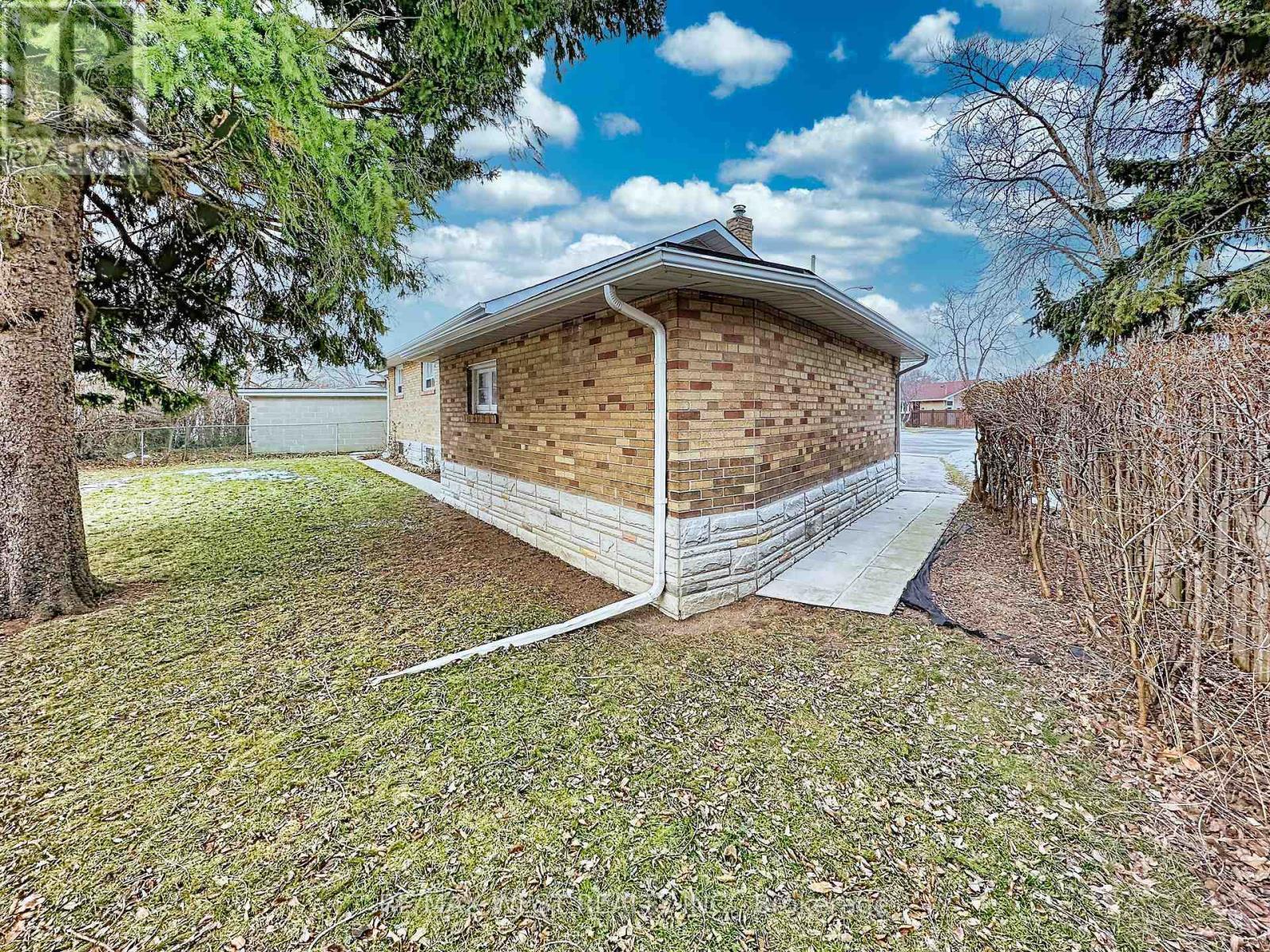 4 Kitson Drive, Toronto, ON - Outdoor