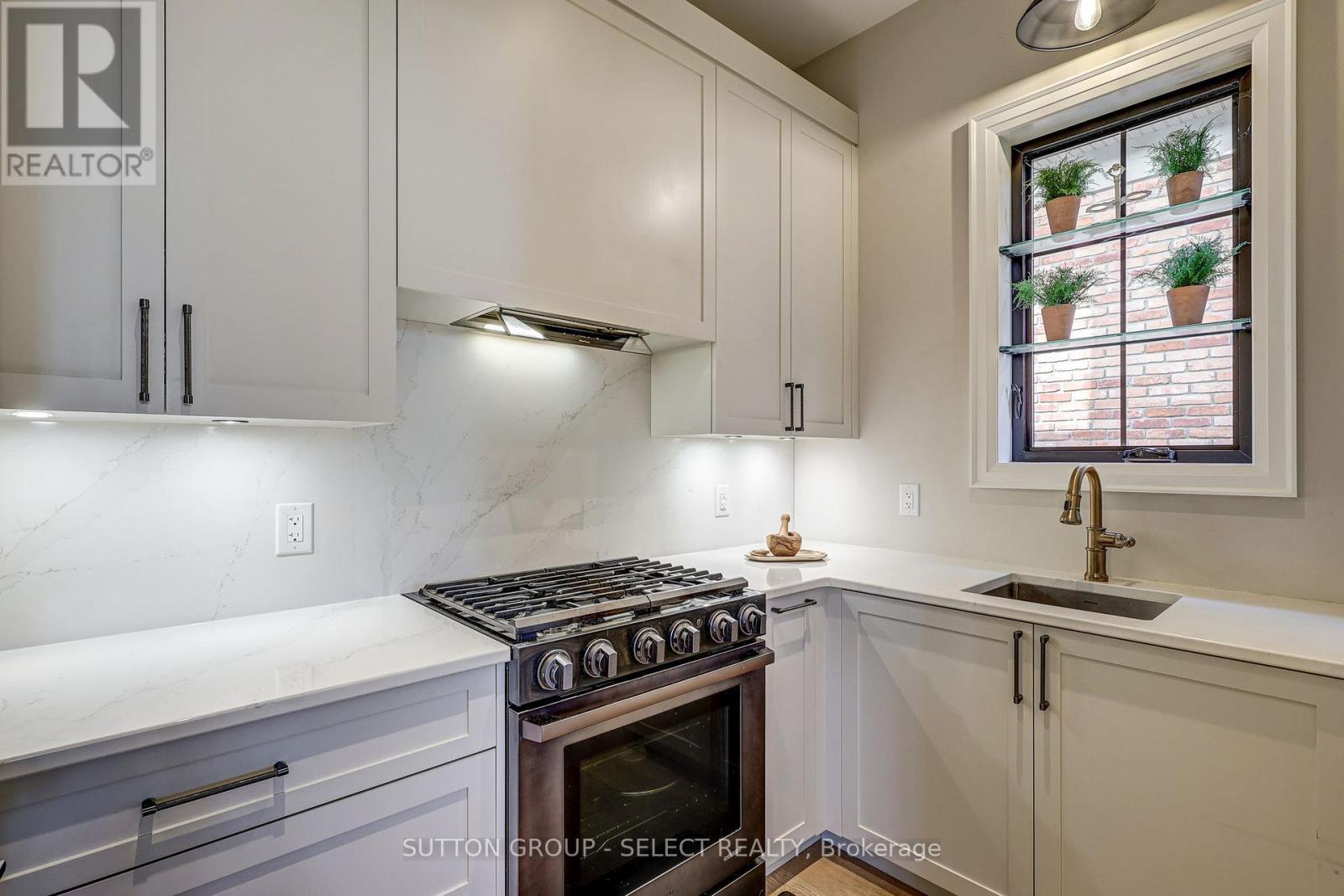 2397 Meadowlands Way, London North (North R), ON - Indoor Photo Showing Kitchen With Upgraded Kitchen