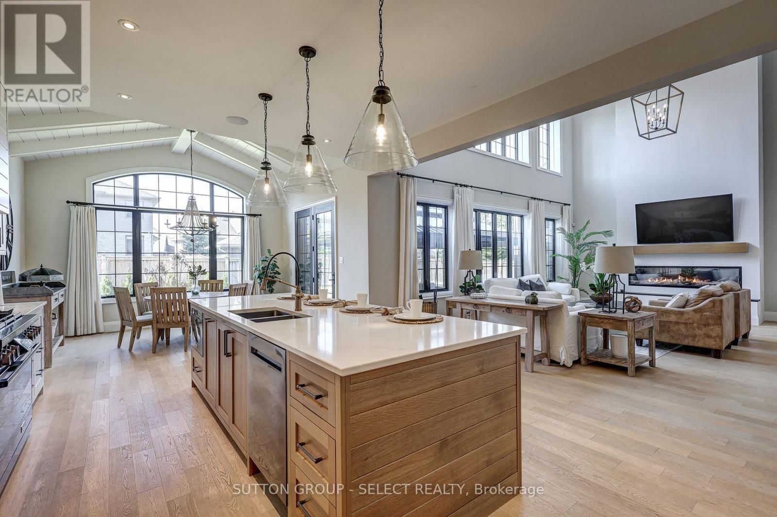 2397 Meadowlands Way, London North (North R), ON - Indoor Photo Showing Kitchen With Double Sink With Upgraded Kitchen