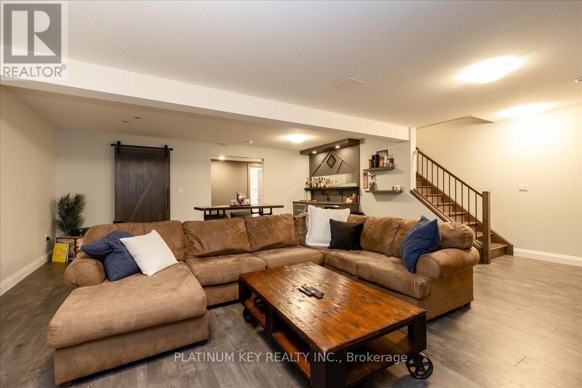 88 Collins Way, Strathroy-Caradoc (Se), ON - Indoor Photo Showing Living Room