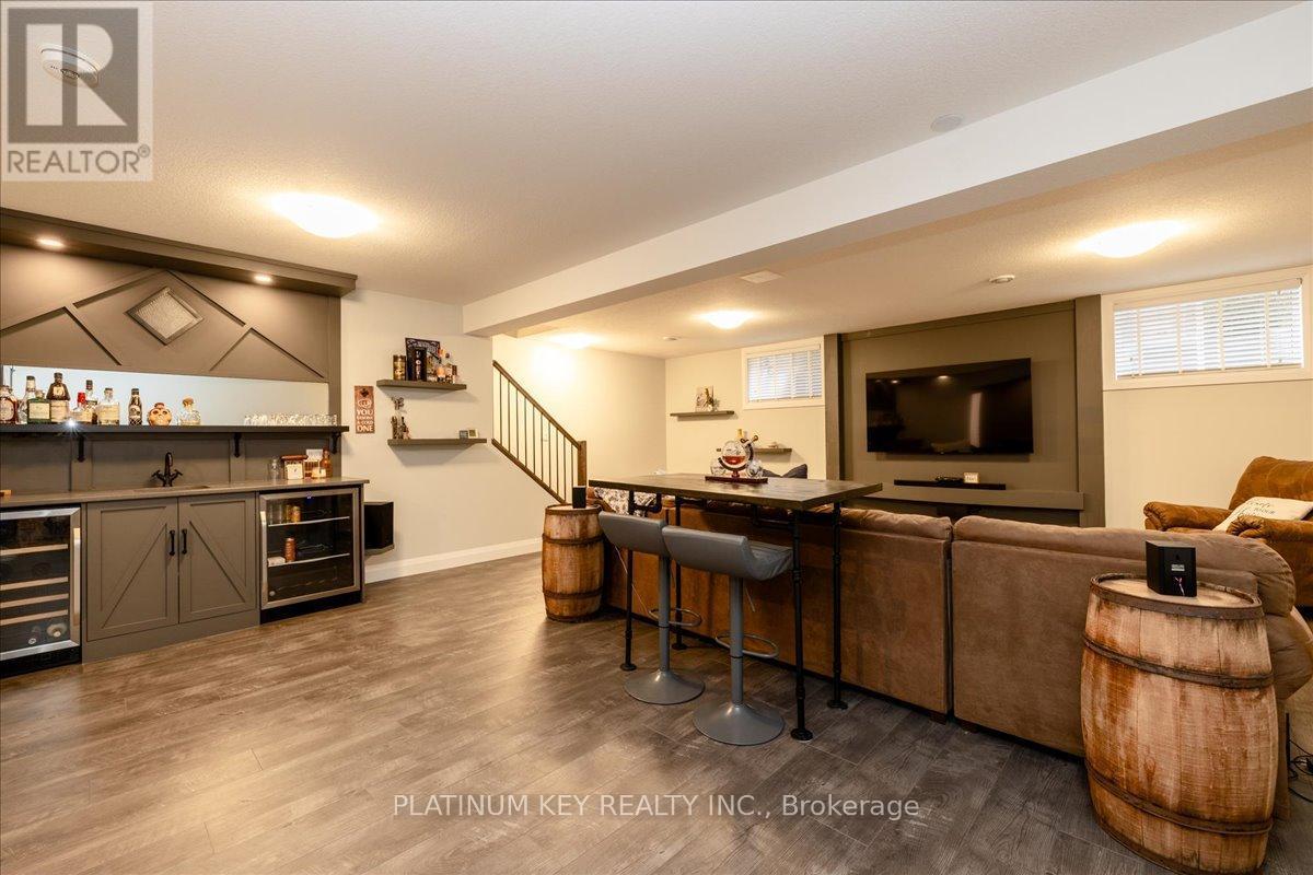 88 Collins Way, Strathroy-Caradoc (Se), ON - Indoor Photo Showing Living Room