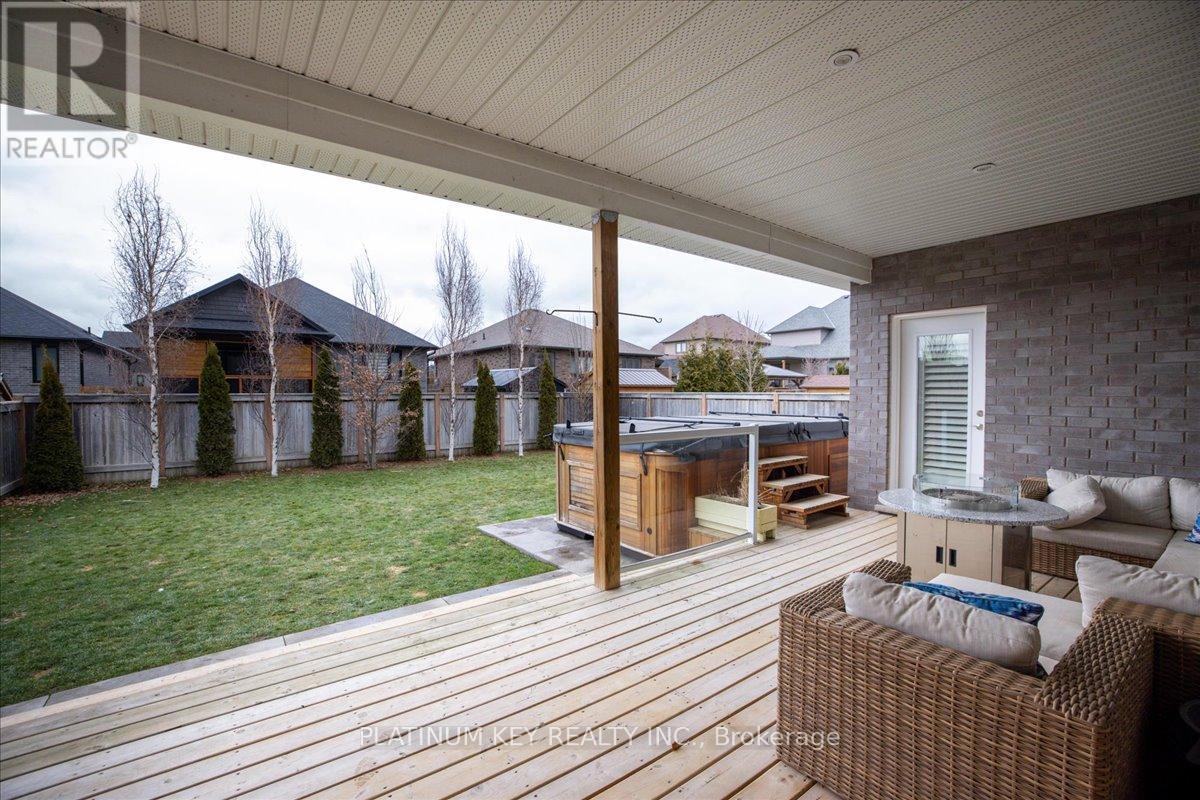 88 Collins Way, Strathroy-Caradoc (Se), ON - Outdoor With Deck Patio Veranda With Exterior