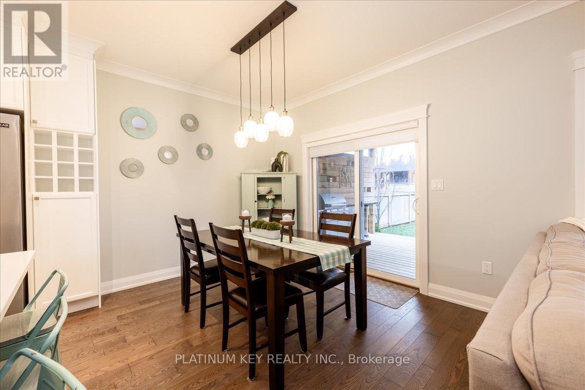 88 Collins Way, Strathroy-Caradoc (Se), ON - Indoor Photo Showing Dining Room