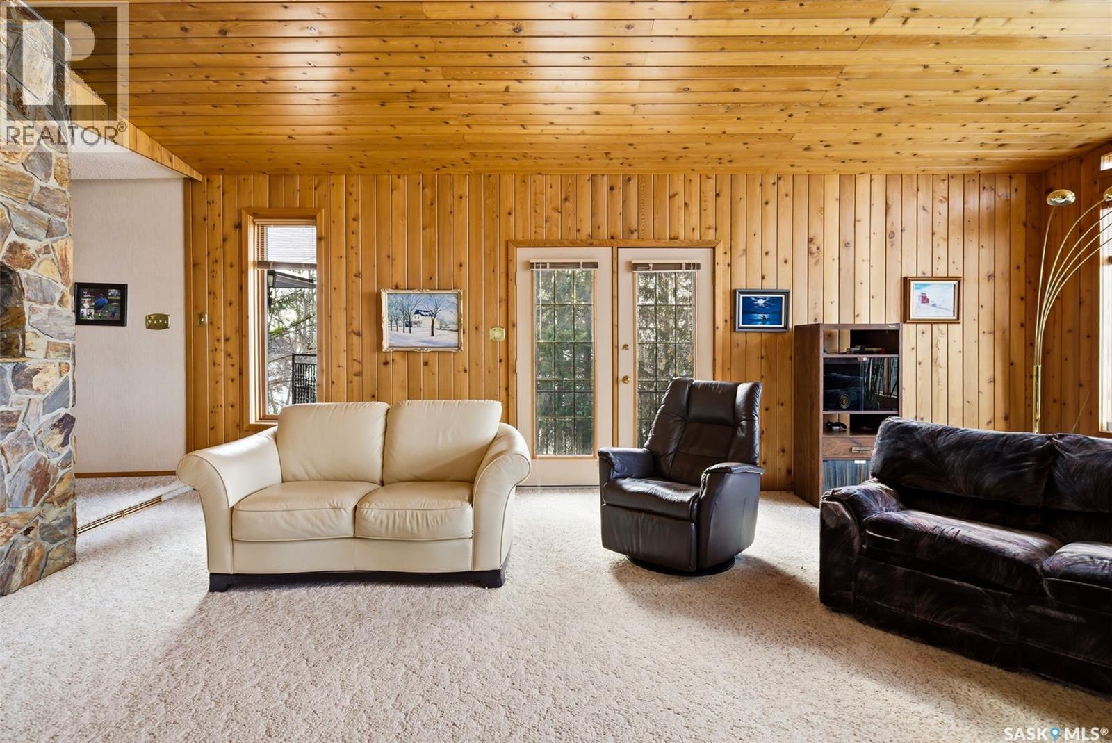 250 Prospect Crescent, Lumsden, SK - Indoor Photo Showing Living Room