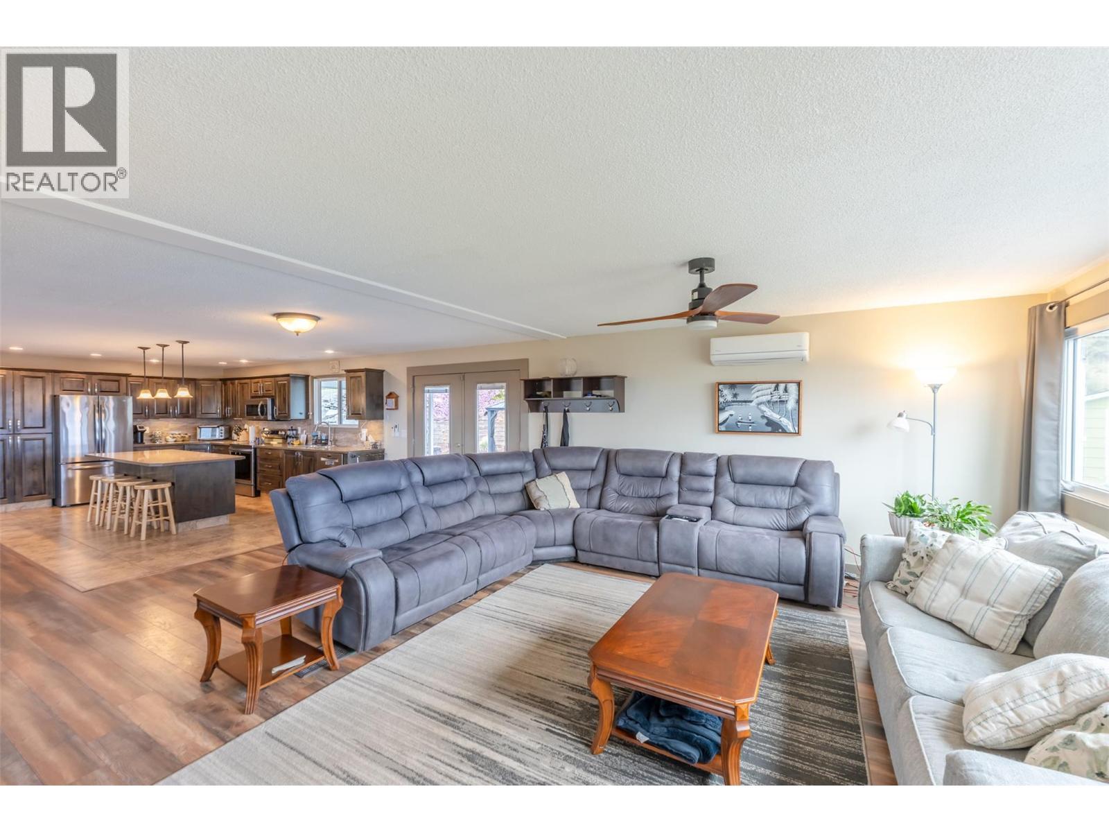 1418 Fairview Road, Oliver, BC - Indoor Photo Showing Living Room