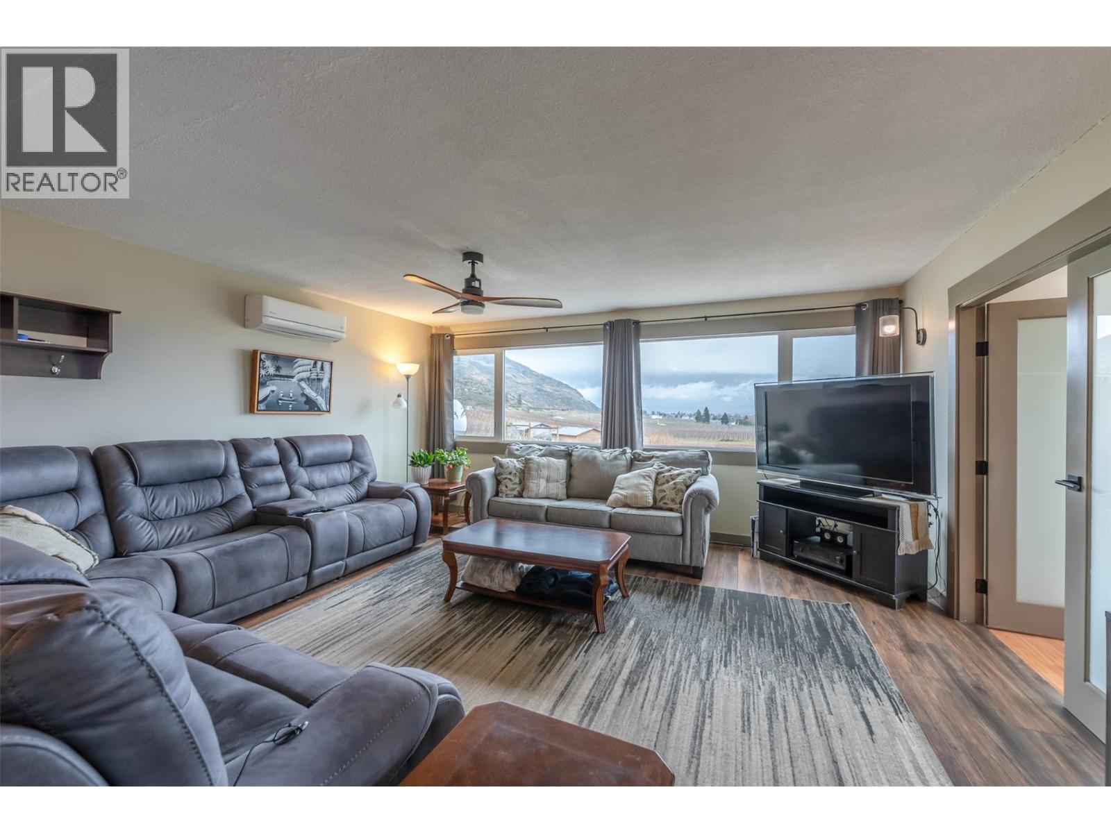 1418 Fairview Road, Oliver, BC - Indoor Photo Showing Living Room