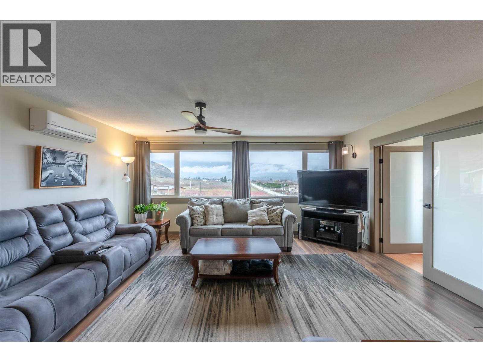1418 Fairview Road, Oliver, BC - Indoor Photo Showing Living Room