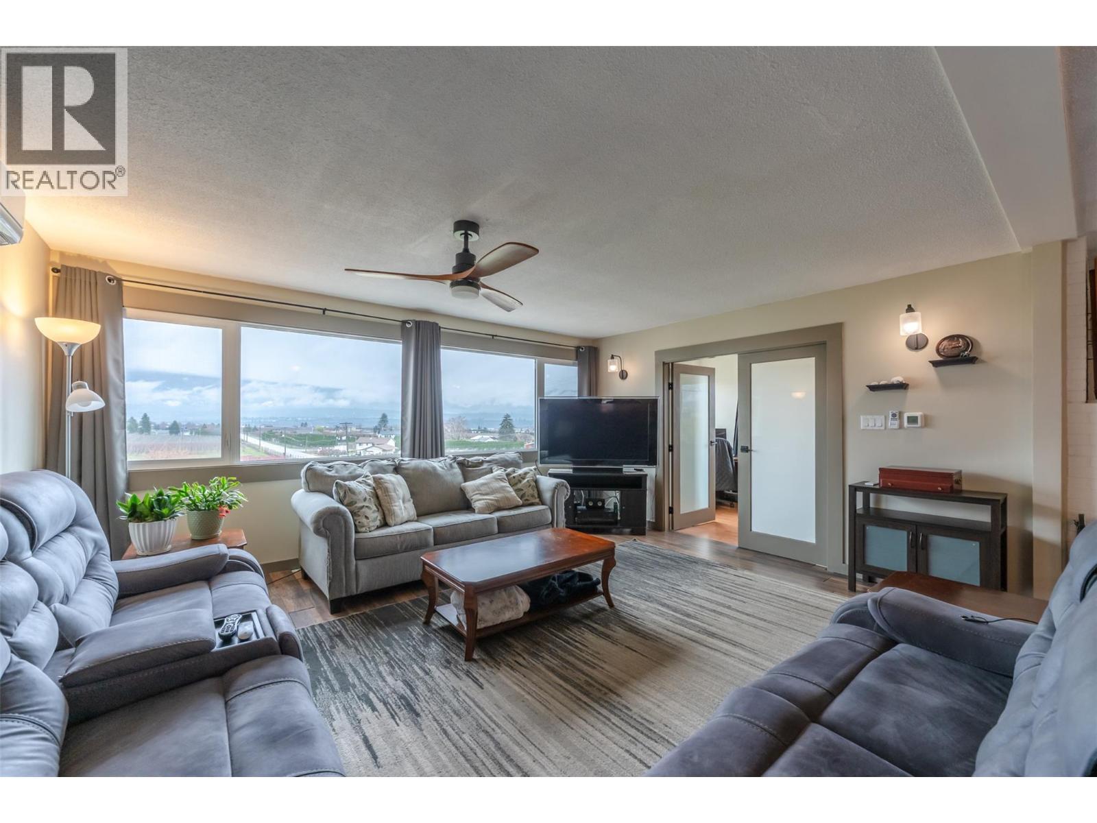 1418 Fairview Road, Oliver, BC - Indoor Photo Showing Living Room