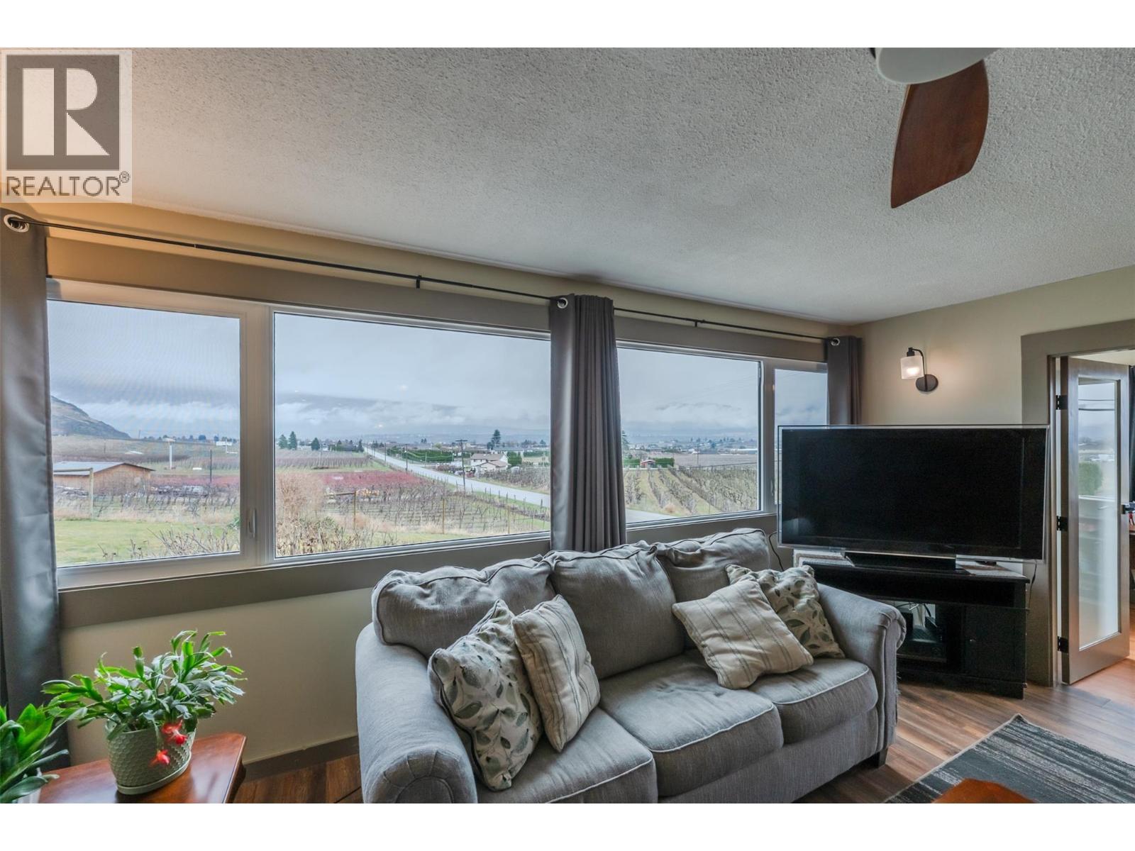 1418 Fairview Road, Oliver, BC - Indoor Photo Showing Living Room
