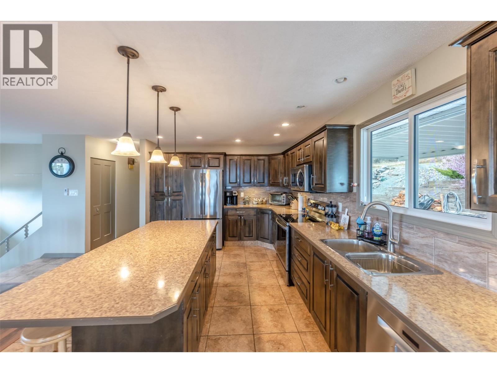 1418 Fairview Road, Oliver, BC - Indoor Photo Showing Kitchen With Double Sink With Upgraded Kitchen